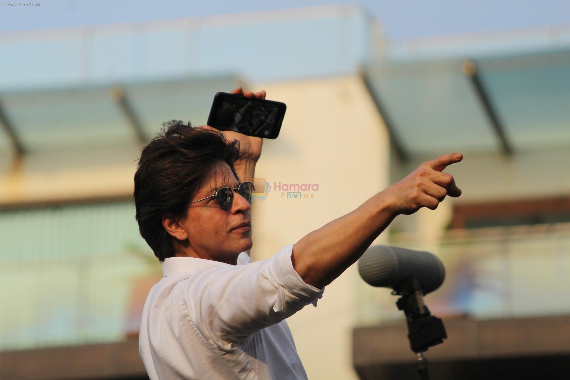 Shahrukh Khan with son Abram waves the fans on Eid at his bandra residence on 5th June 2019