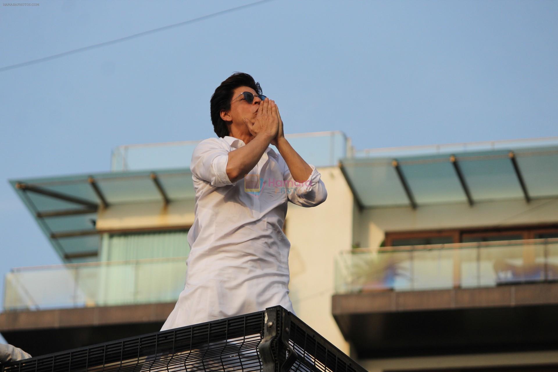 Shahrukh Khan with son Abram waves the fans on Eid at his bandra residence on 5th June 2019