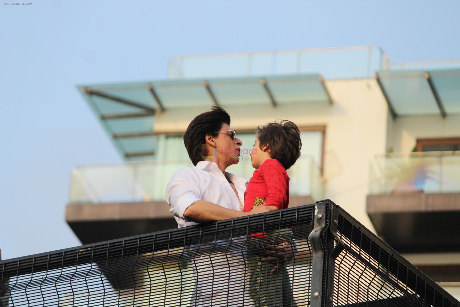 Shahrukh Khan with son Abram waves the fans on Eid at his bandra residence on 5th June 2019