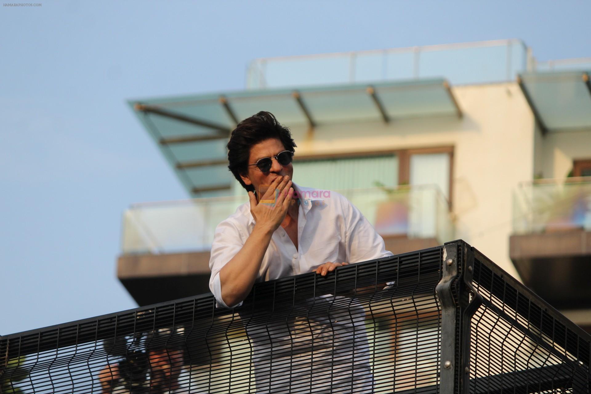 Shahrukh Khan with son Abram waves the fans on Eid at his bandra residence on 5th June 2019