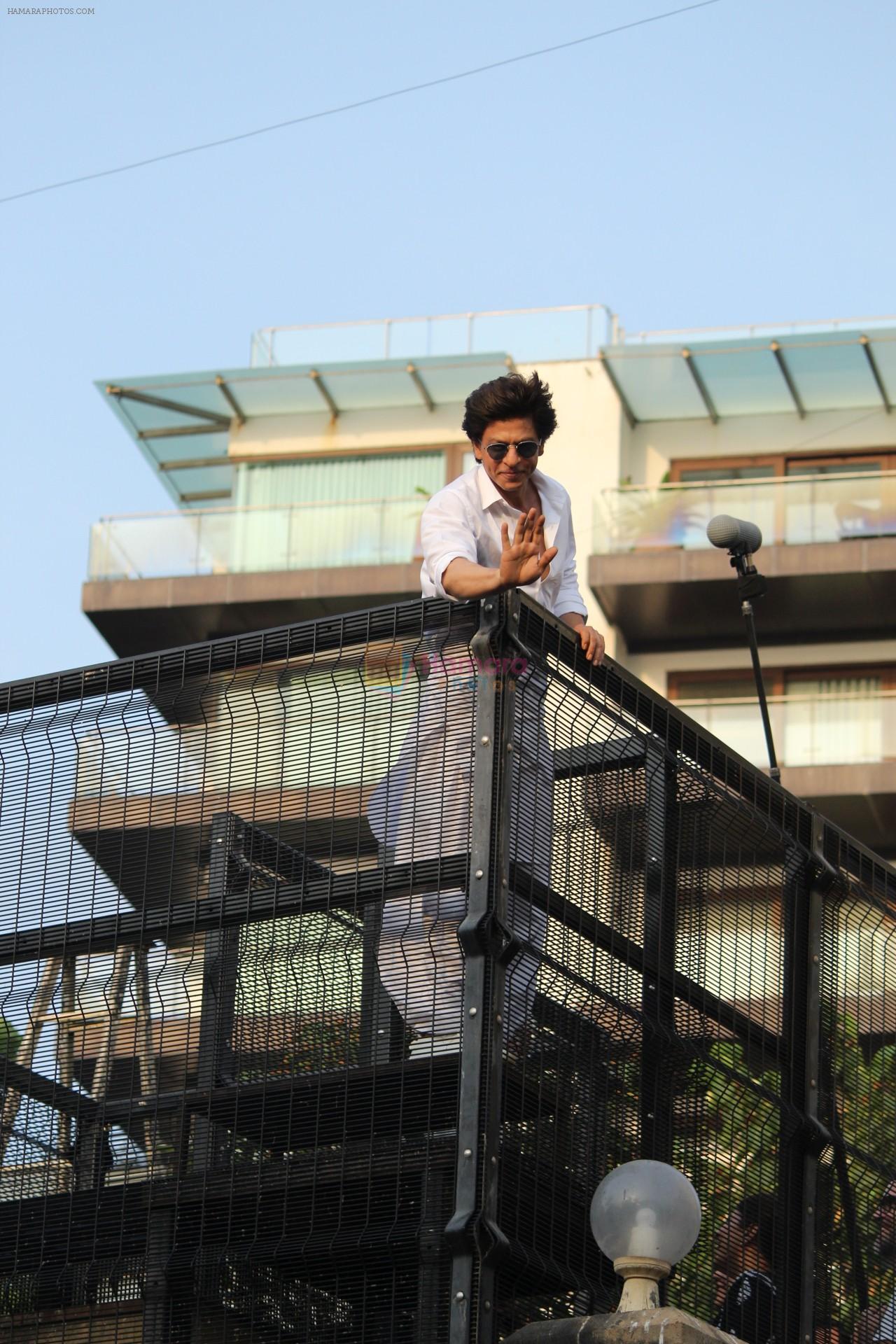 Shahrukh Khan with son Abram waves the fans on Eid at his bandra residence on 5th June 2019