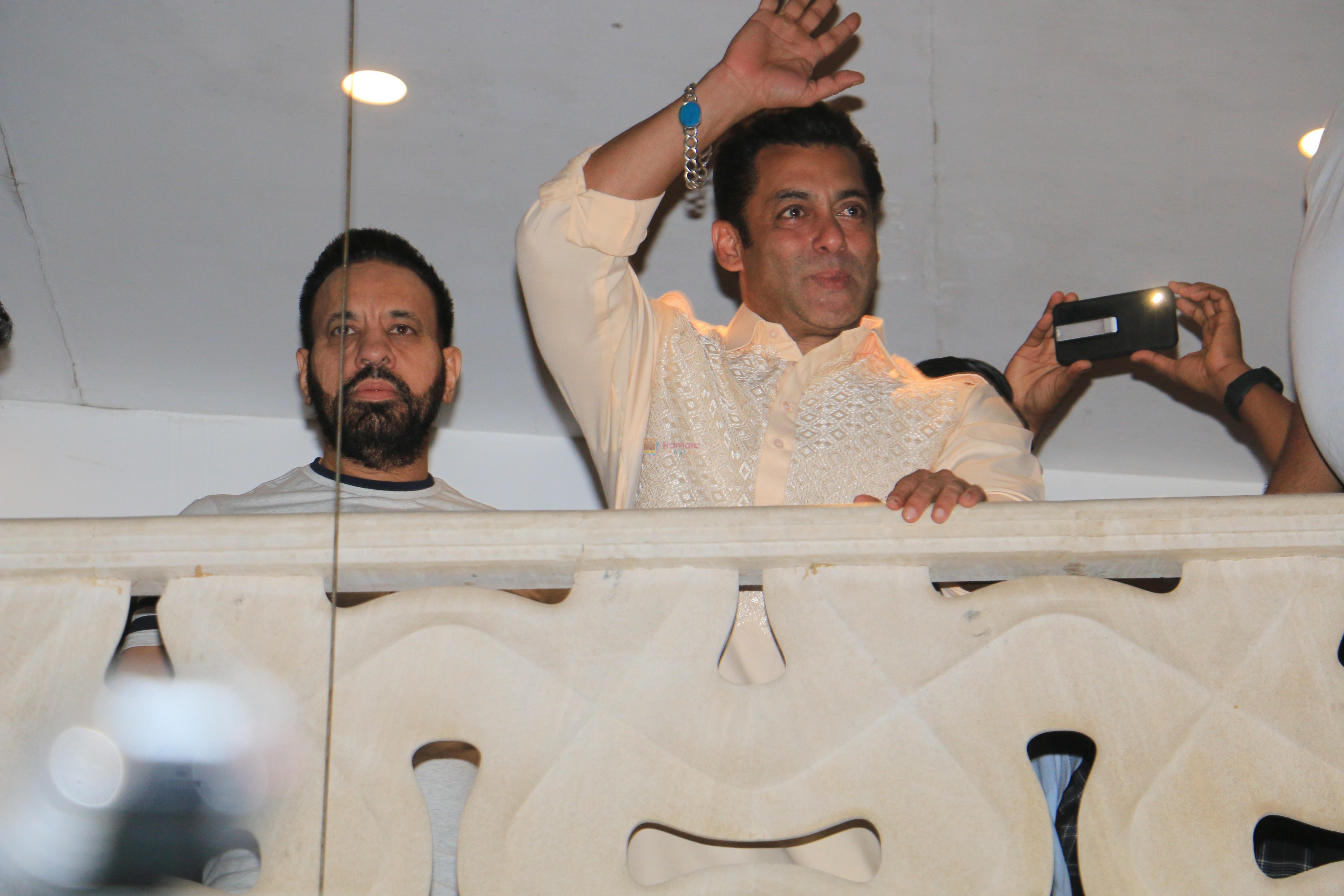 Salman Khan Waves at Fans On Eid on 5th June 2019