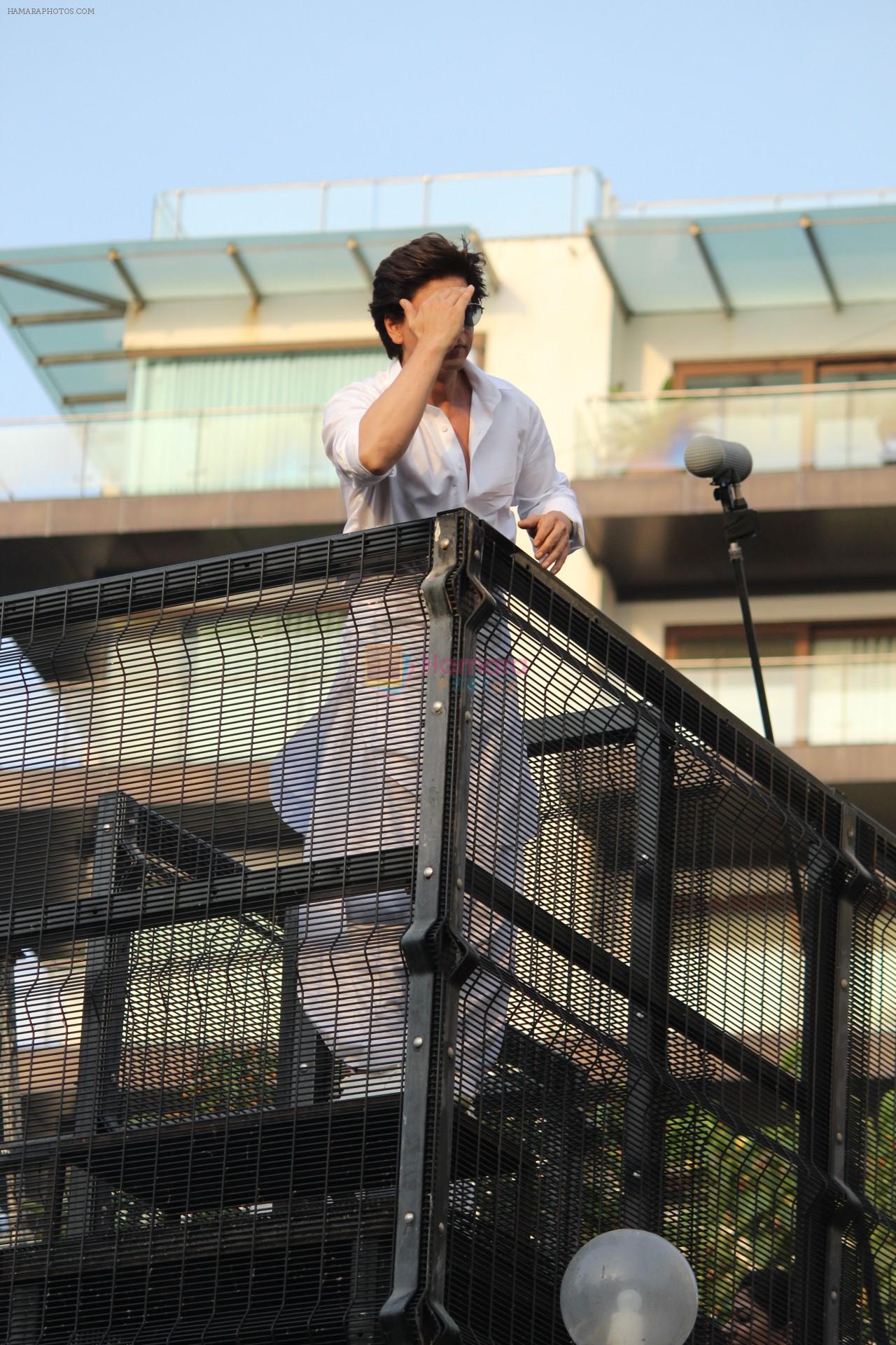 Shahrukh Khan with son Abram waves the fans on Eid at his bandra residence on 5th June 2019