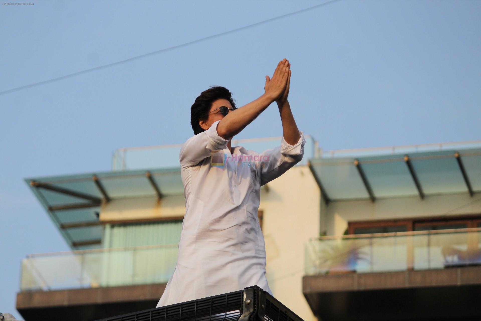 Shahrukh Khan with son Abram waves the fans on Eid at his bandra residence on 5th June 2019