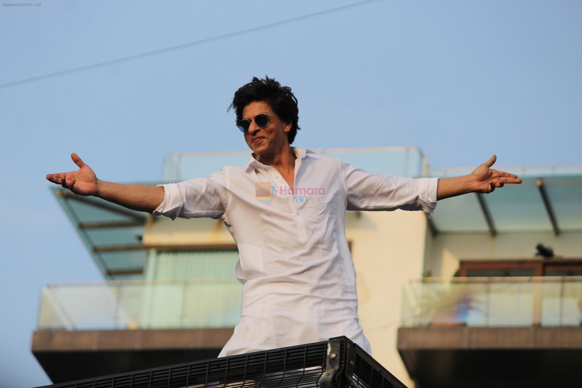 Shahrukh Khan with son Abram waves the fans on Eid at his bandra residence on 5th June 2019