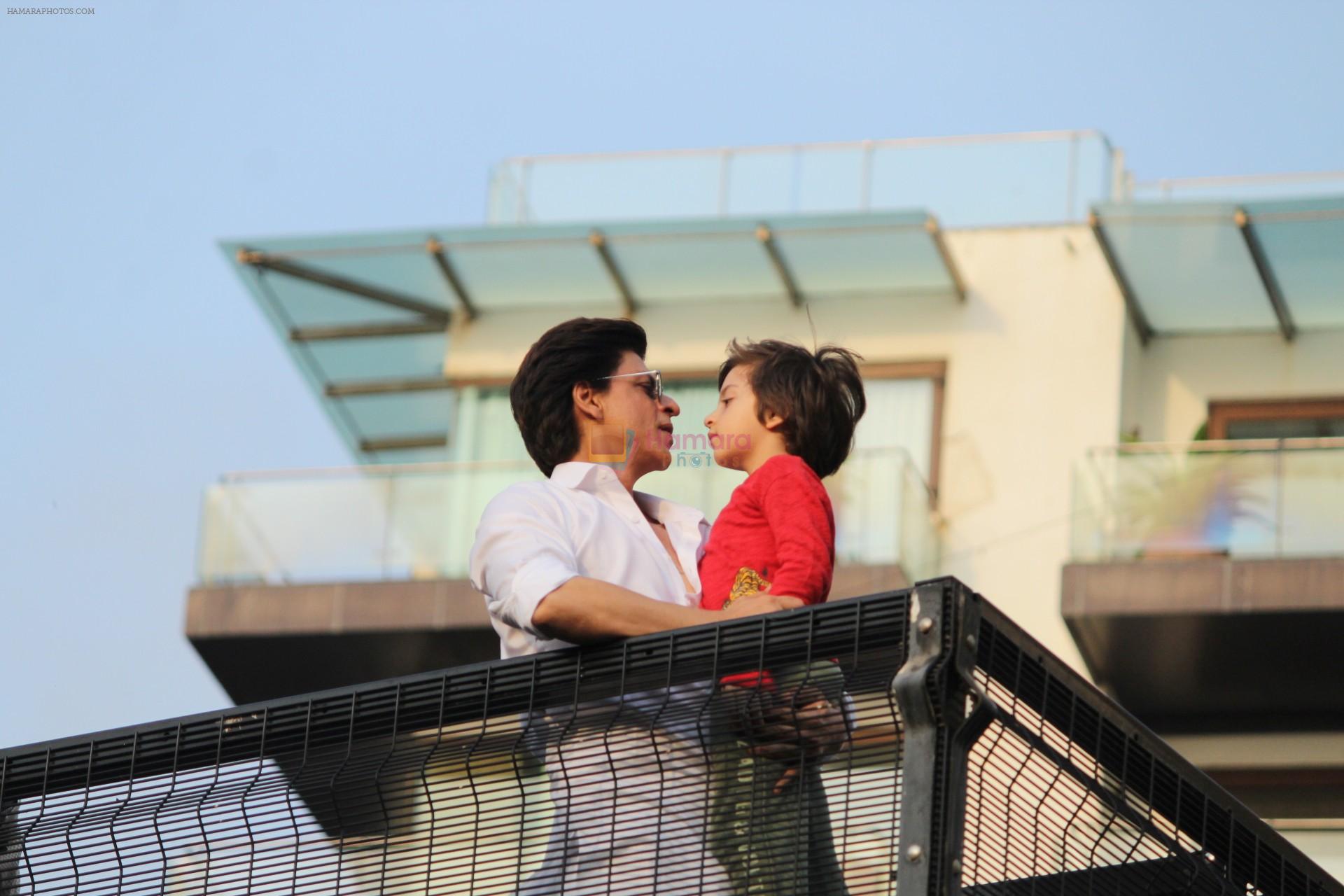 Shahrukh Khan with son Abram waves the fans on Eid at his bandra residence on 5th June 2019