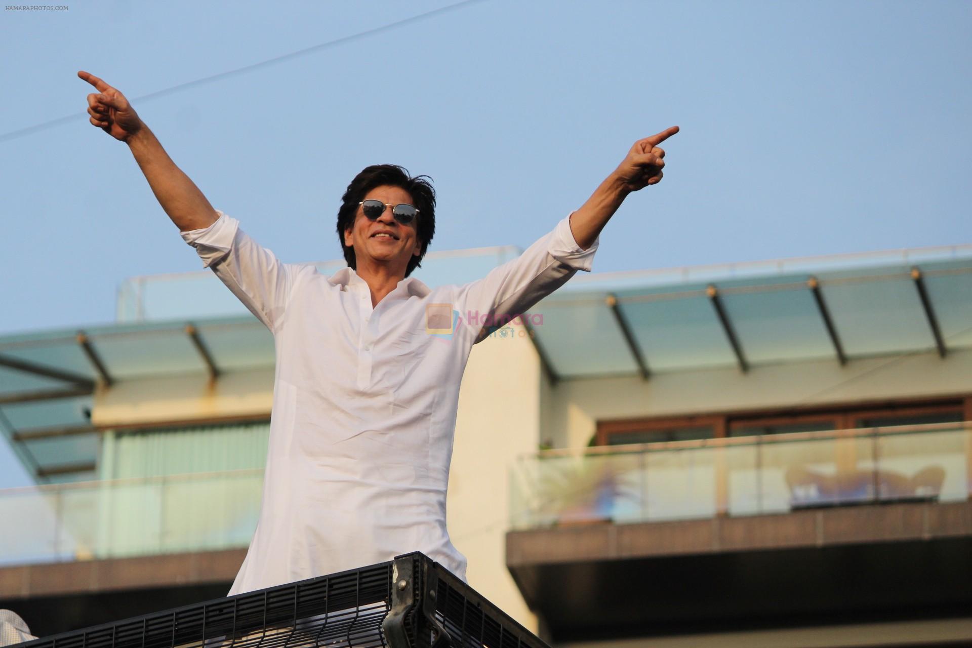 Shahrukh Khan with son Abram waves the fans on Eid at his bandra residence on 5th June 2019