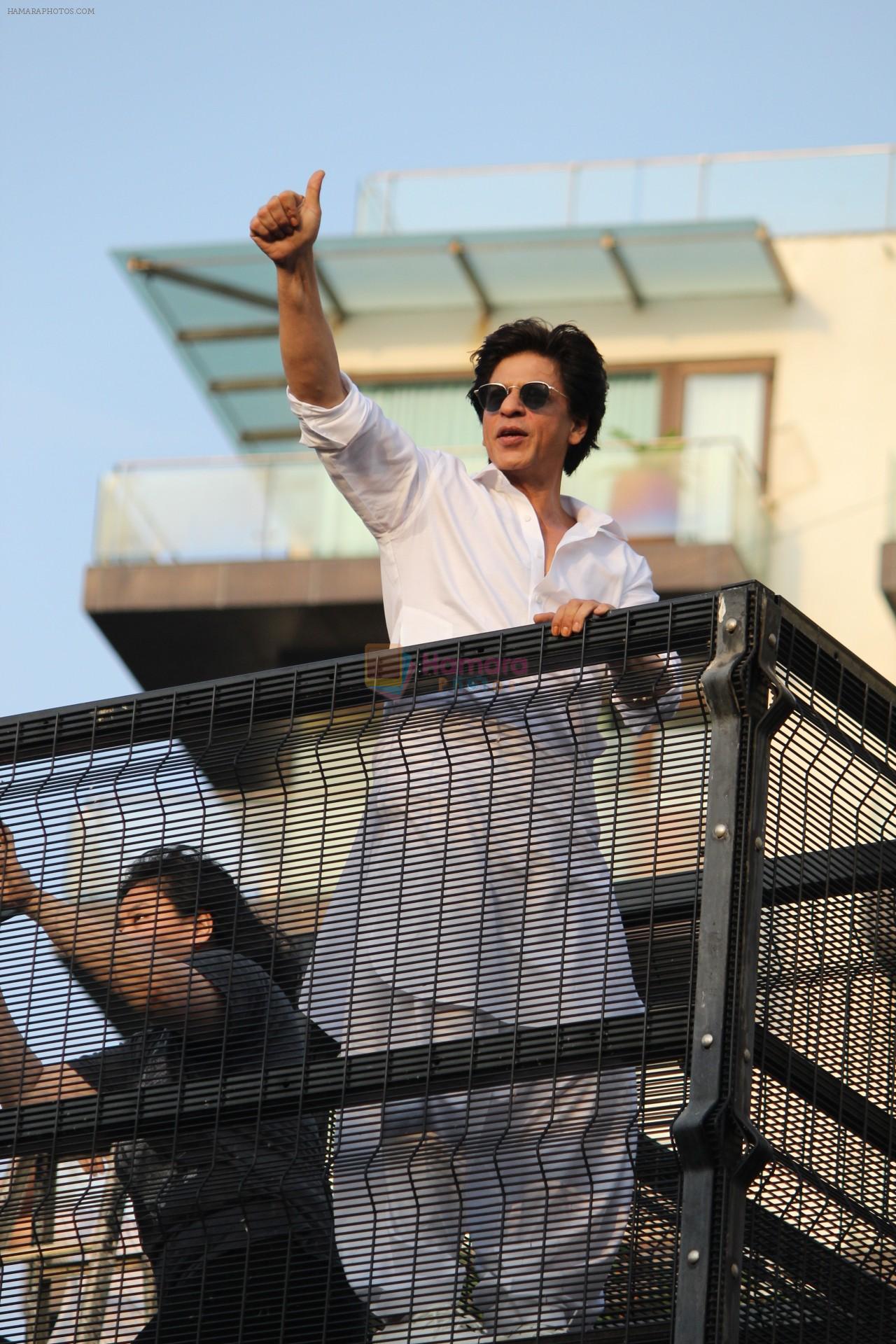 Shahrukh Khan with son Abram waves the fans on Eid at his bandra residence on 5th June 2019