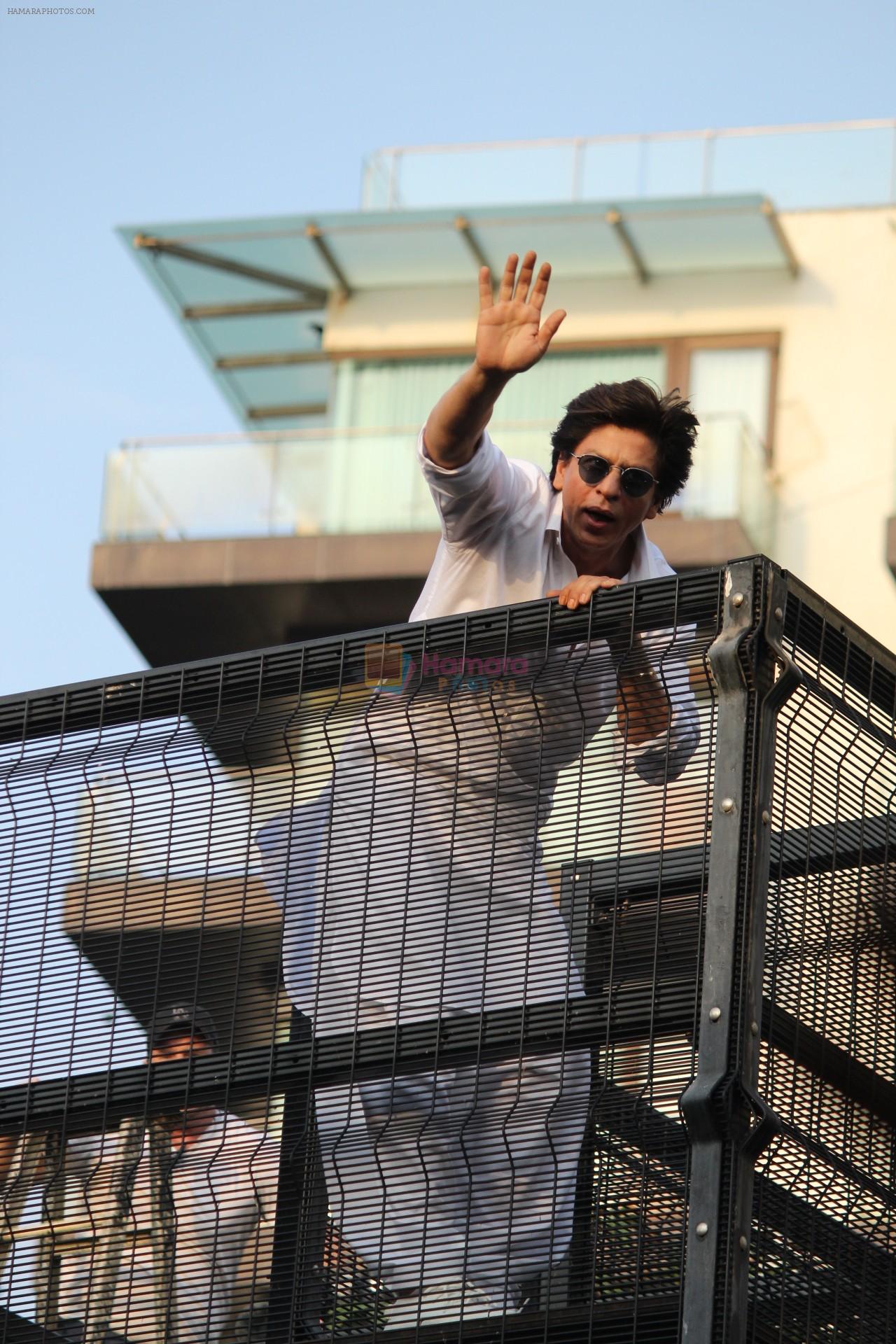 Shahrukh Khan with son Abram waves the fans on Eid at his bandra residence on 5th June 2019