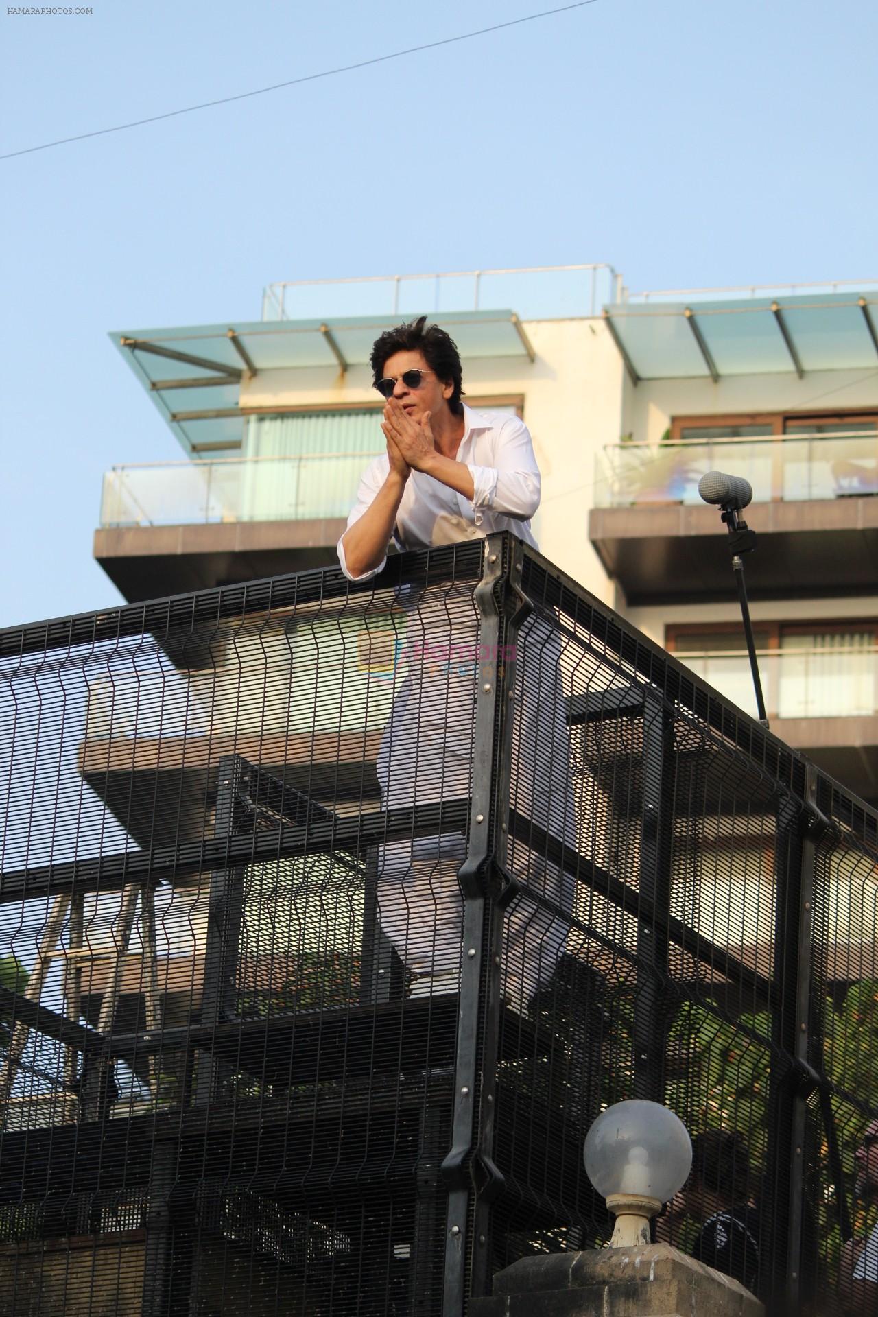 Shahrukh Khan with son Abram waves the fans on Eid at his bandra residence on 5th June 2019