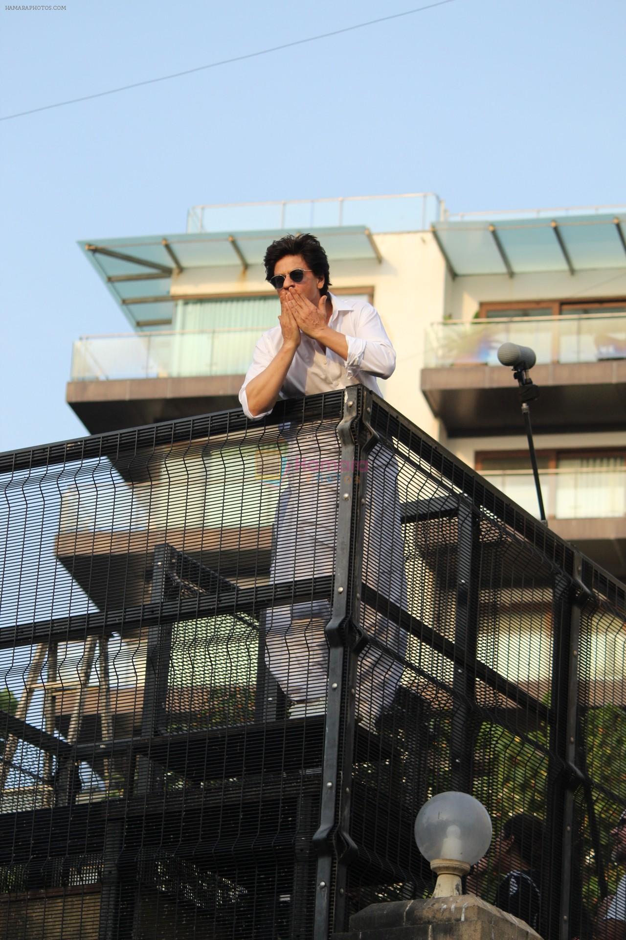 Shahrukh Khan with son Abram waves the fans on Eid at his bandra residence on 5th June 2019