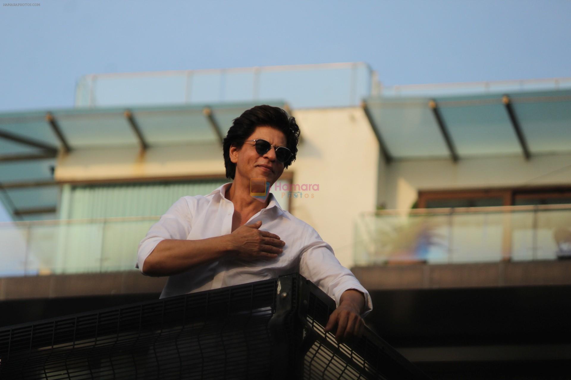 Shahrukh Khan with son Abram waves the fans on Eid at his bandra residence on 5th June 2019