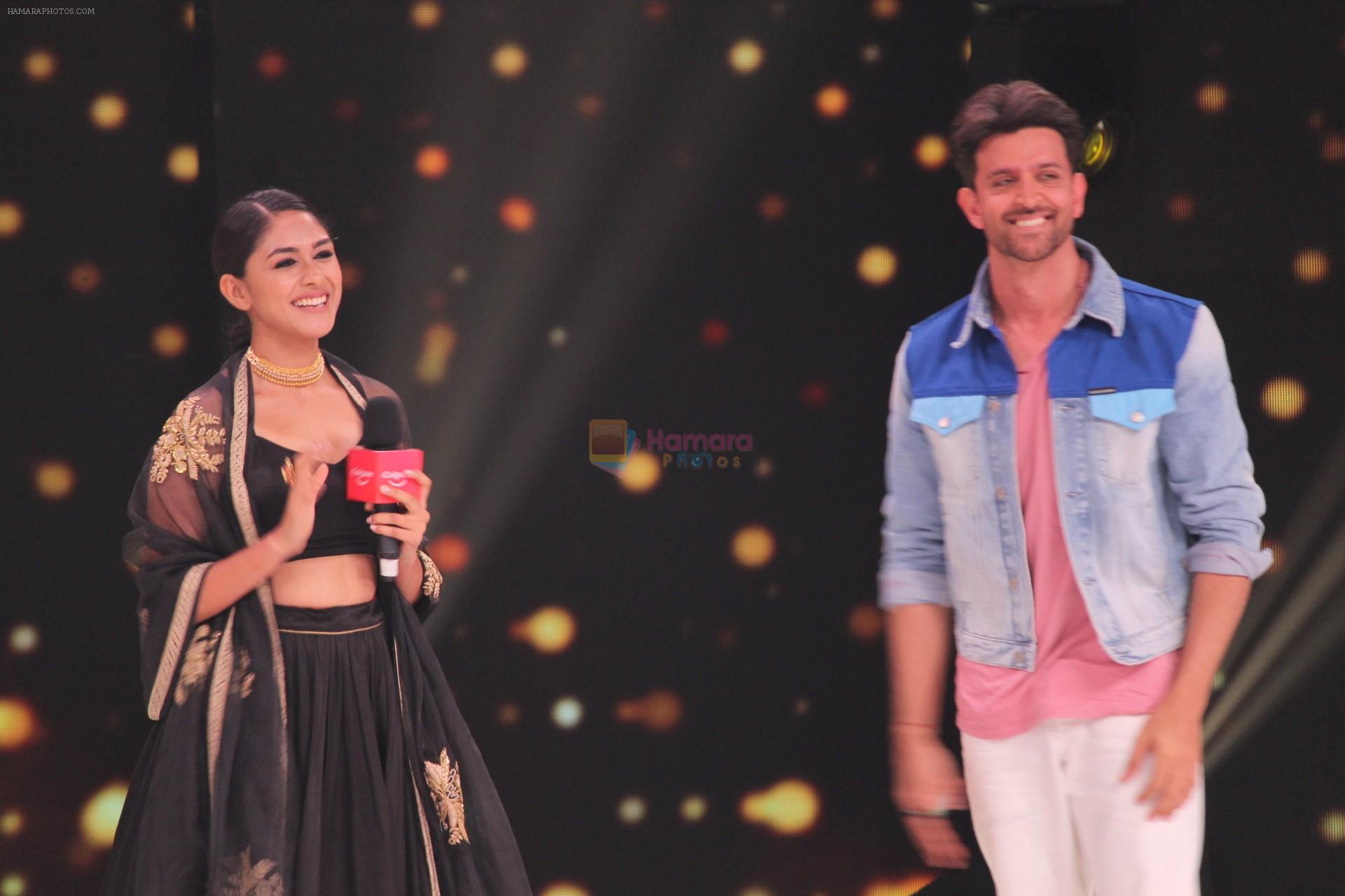 Mrunal Thakur, Hrithik Roshan on the sets of colors Dance Deewane in filmcity on 2nd July 2019