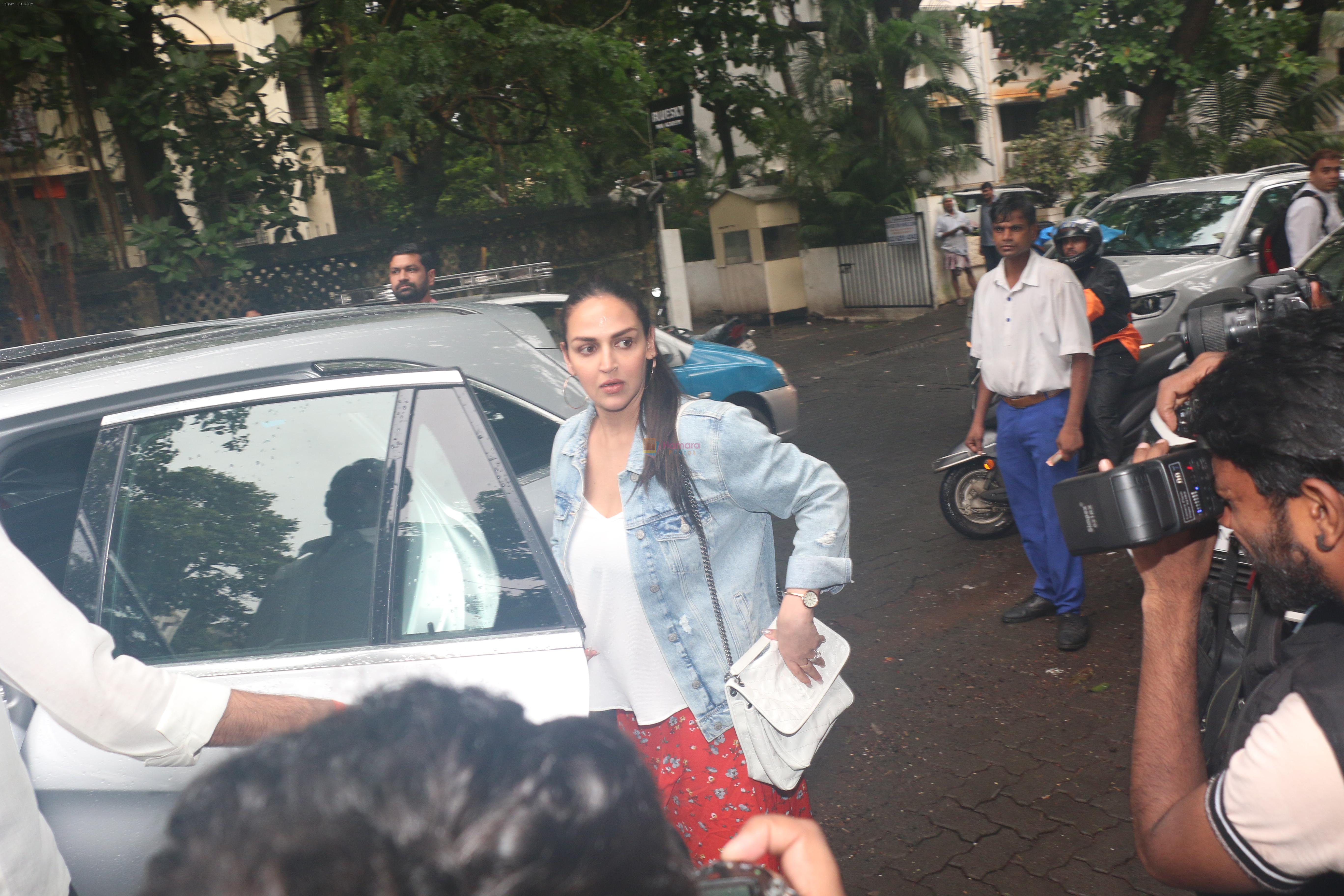 Esha Deol spotted at Bayroute juhu on 27th July 2019