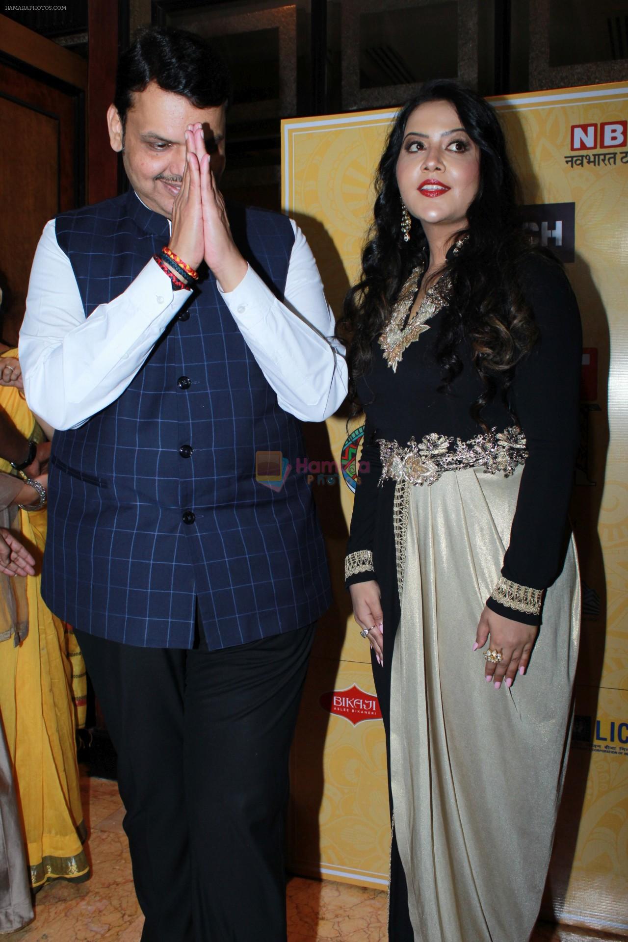 CM Devendra Fadnavis with wife Amruta Fadnavis at the red carpet of NBT Utsav Awards 2019