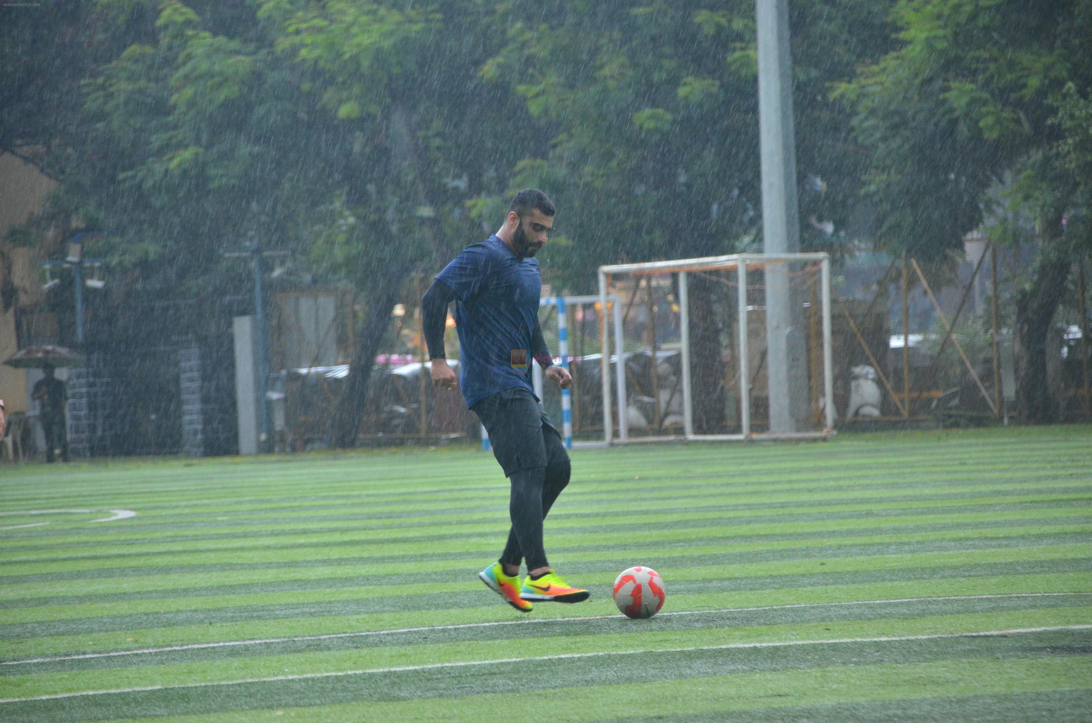 Arjun Kapoor spotted playing football at Juhu on 3rd Aug 2019