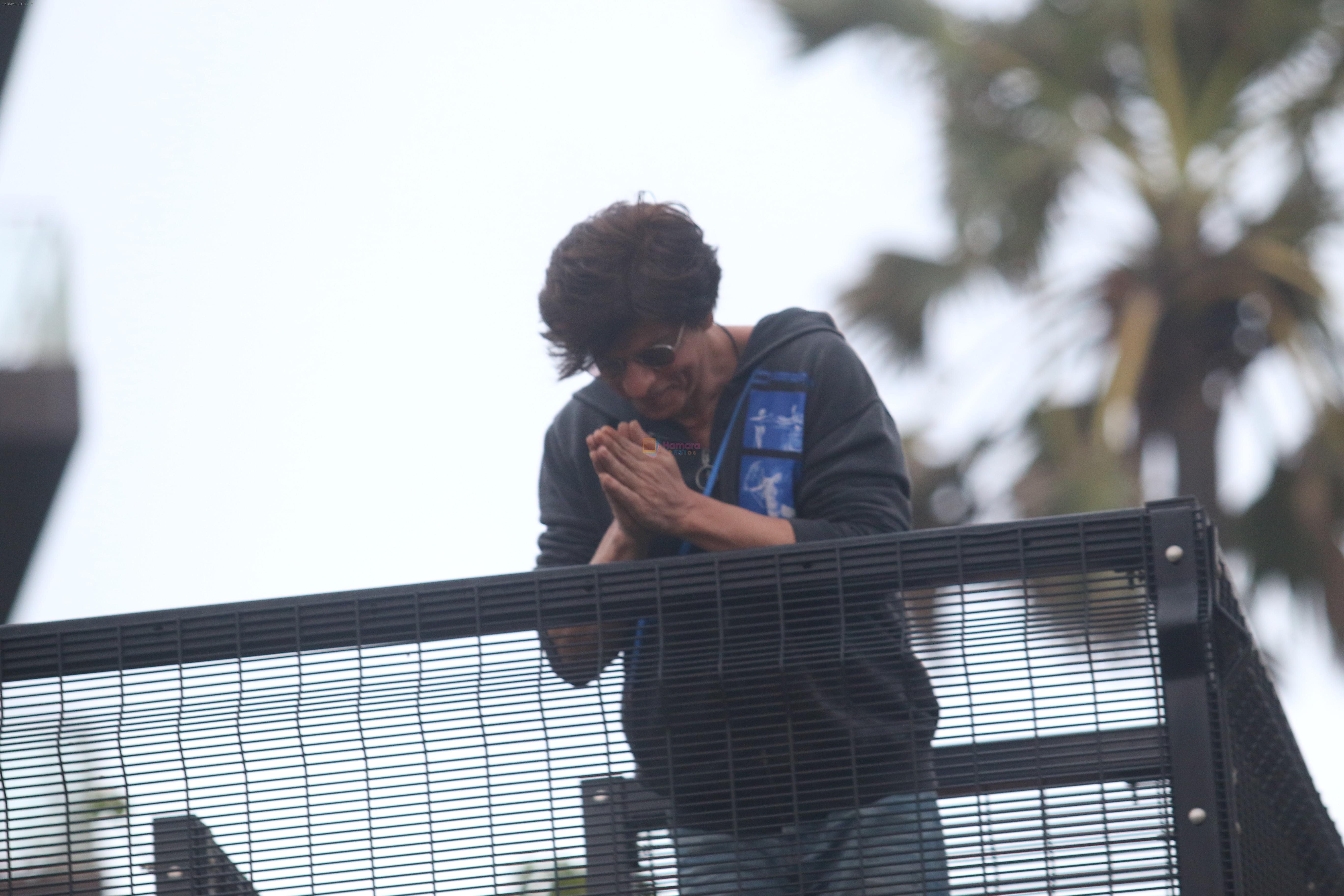 Shahrukh Khan waves to fans on the occasion of Eid at his bandra residence on 12th Aug 2019