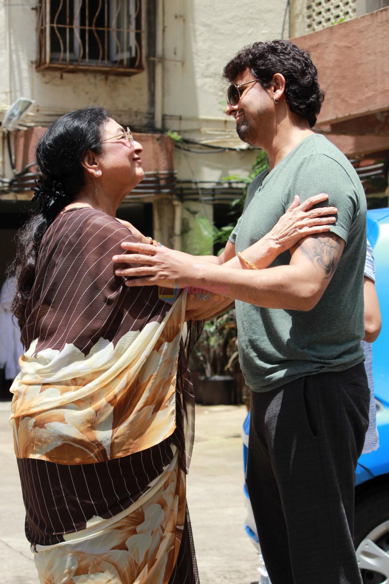 Sonu Nigam at the funeral of Mohammed Zahur Khayyam on 20th Aug 2019