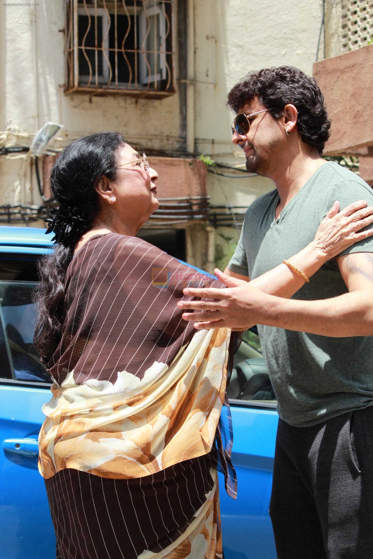 Sonu Nigam at the funeral of Mohammed Zahur Khayyam on 20th Aug 2019