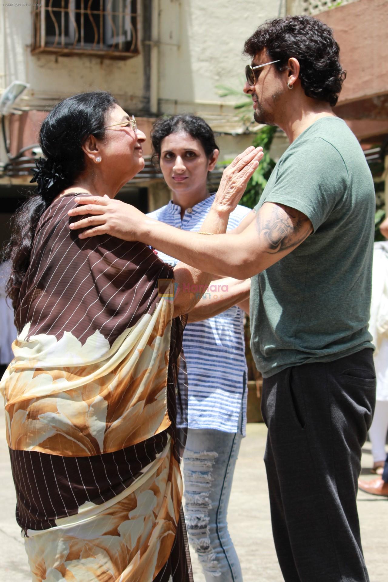 Sonu Nigam at the funeral of Mohammed Zahur Khayyam on 20th Aug 2019