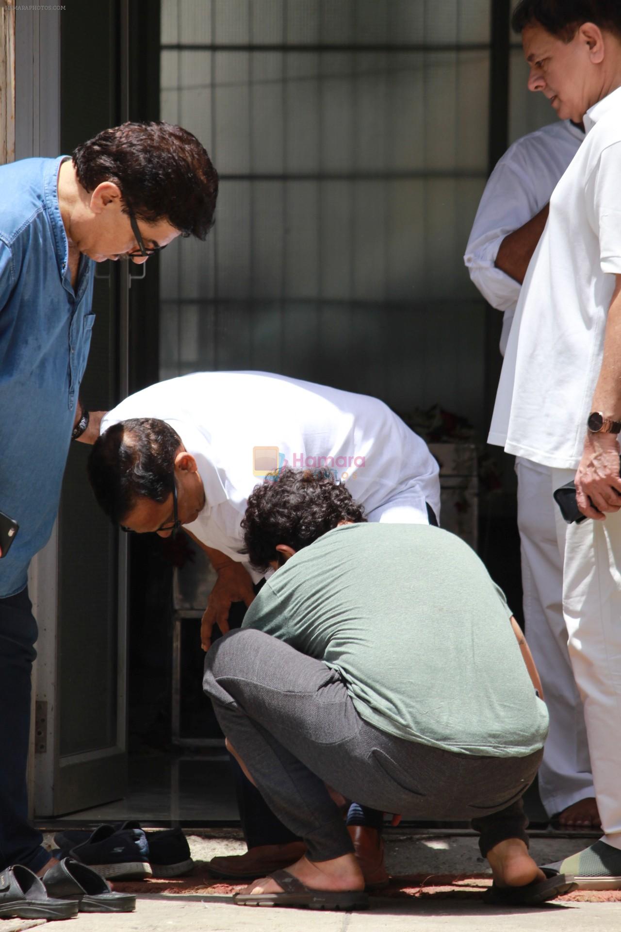 Sonu Nigam at the funeral of Mohammed Zahur Khayyam on 20th Aug 2019