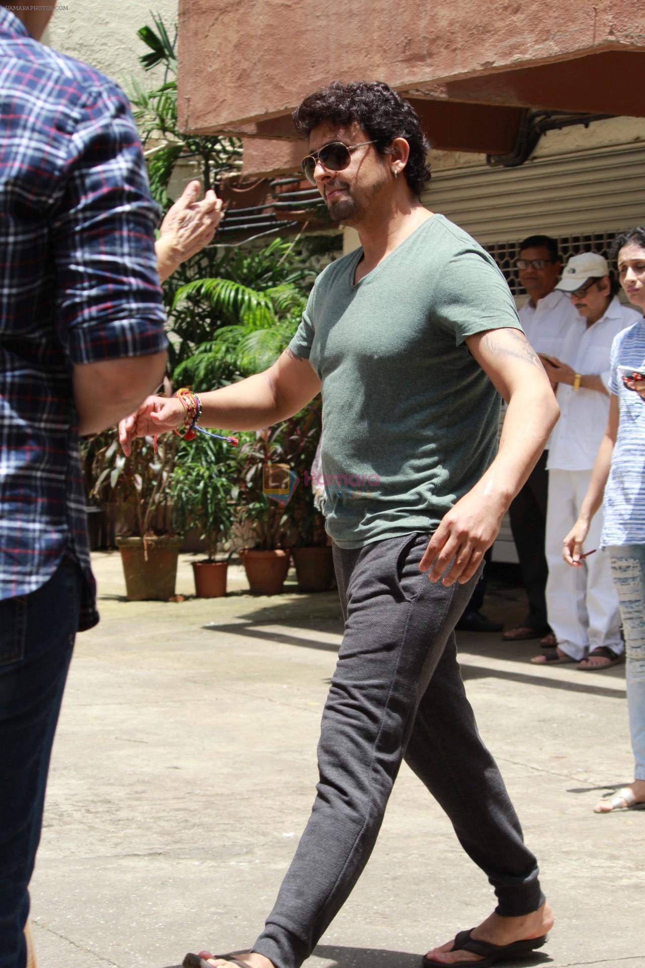 Sonu Nigam at the funeral of Mohammed Zahur Khayyam on 20th Aug 2019