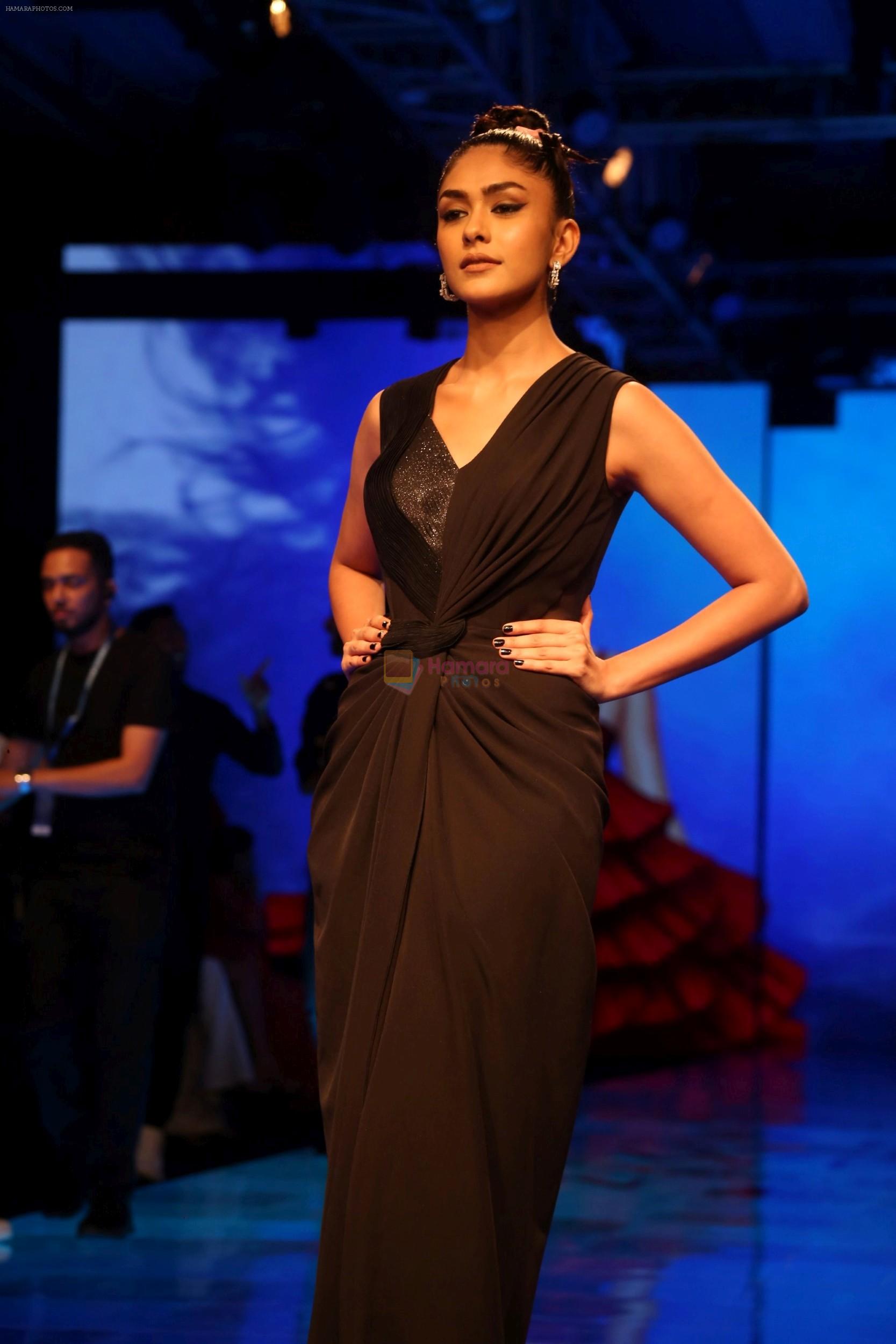Mrunal Thakur at Lakme Fashion Week 2019 on 21st Aug 2019