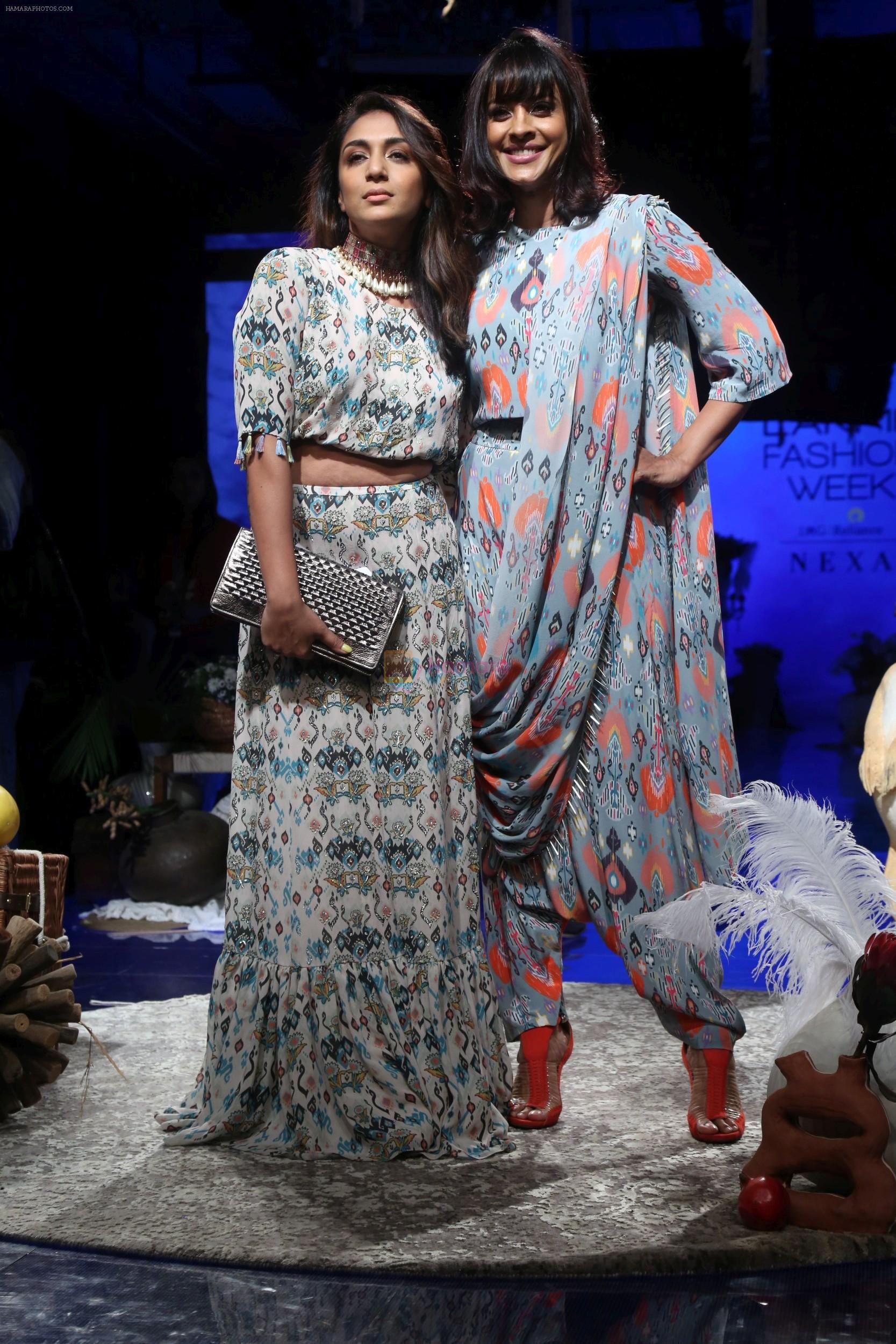 Shweta Salve, Manasi Scott at Lakme Fashion Week Day 1 on 21st Aug 2019