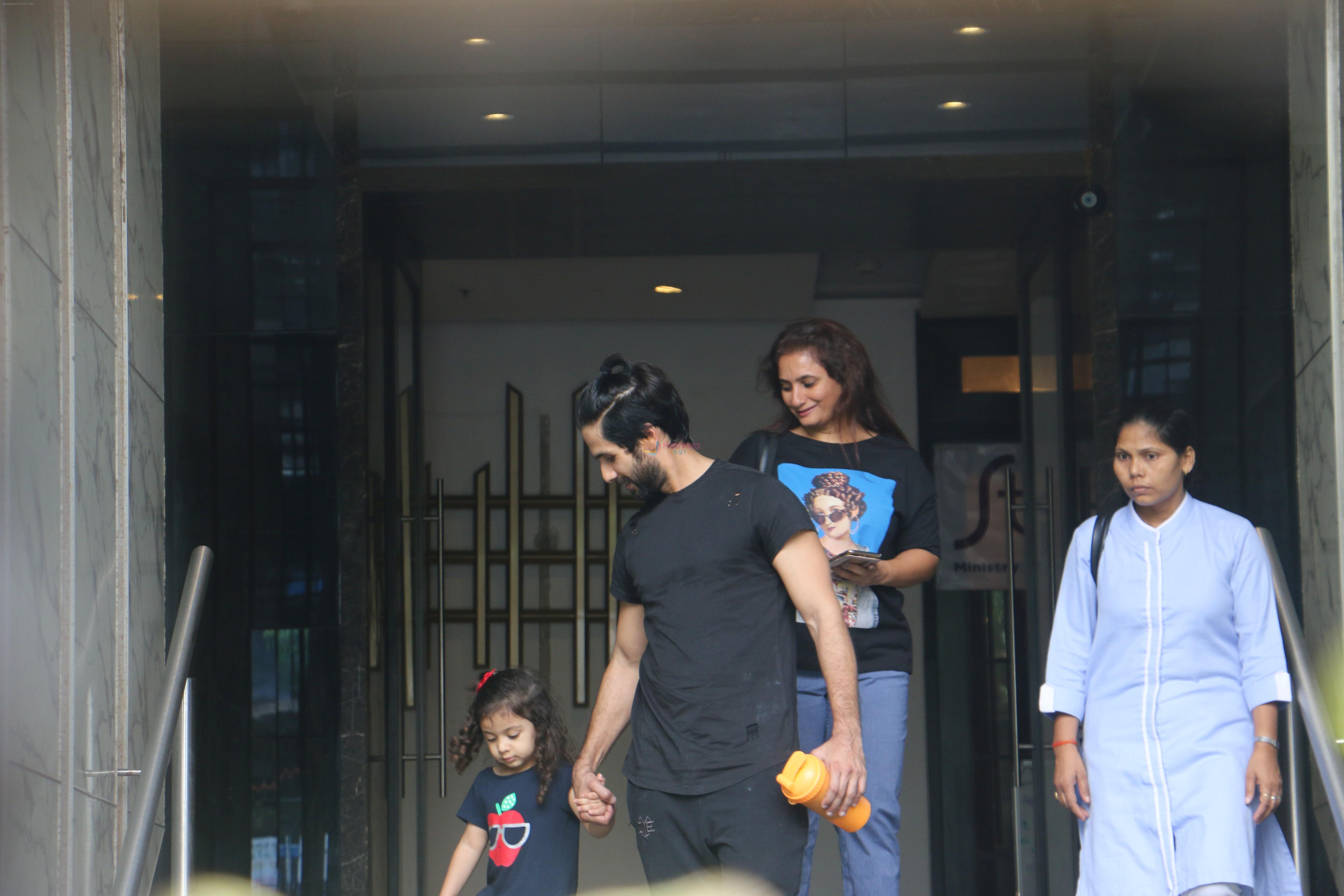 Shahid Kapoor, Mira Rajput & Misha spotted at juhu on 23rd Aug 2019