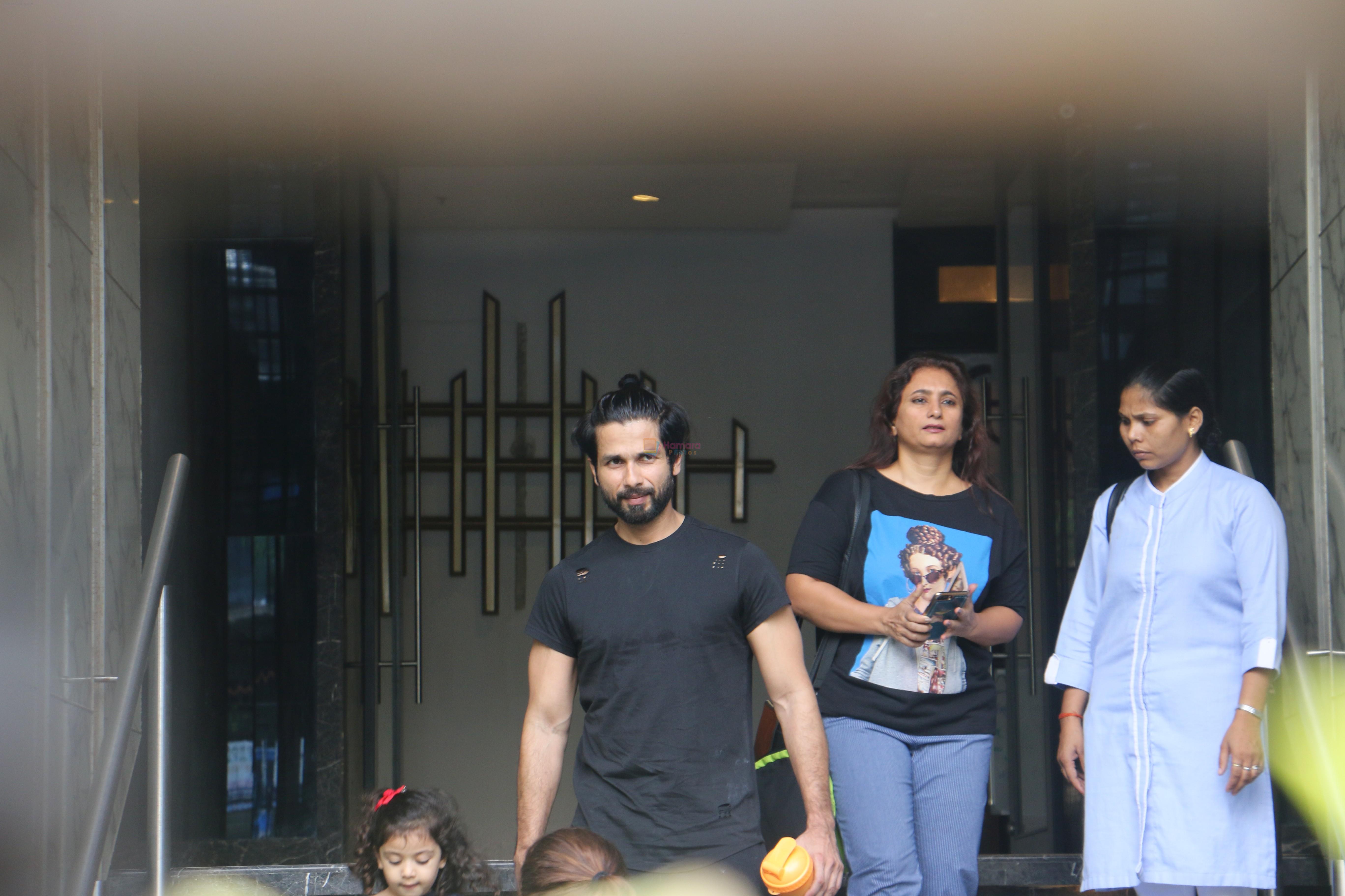 Shahid Kapoor, Mira Rajput & Misha spotted at juhu on 23rd Aug 2019