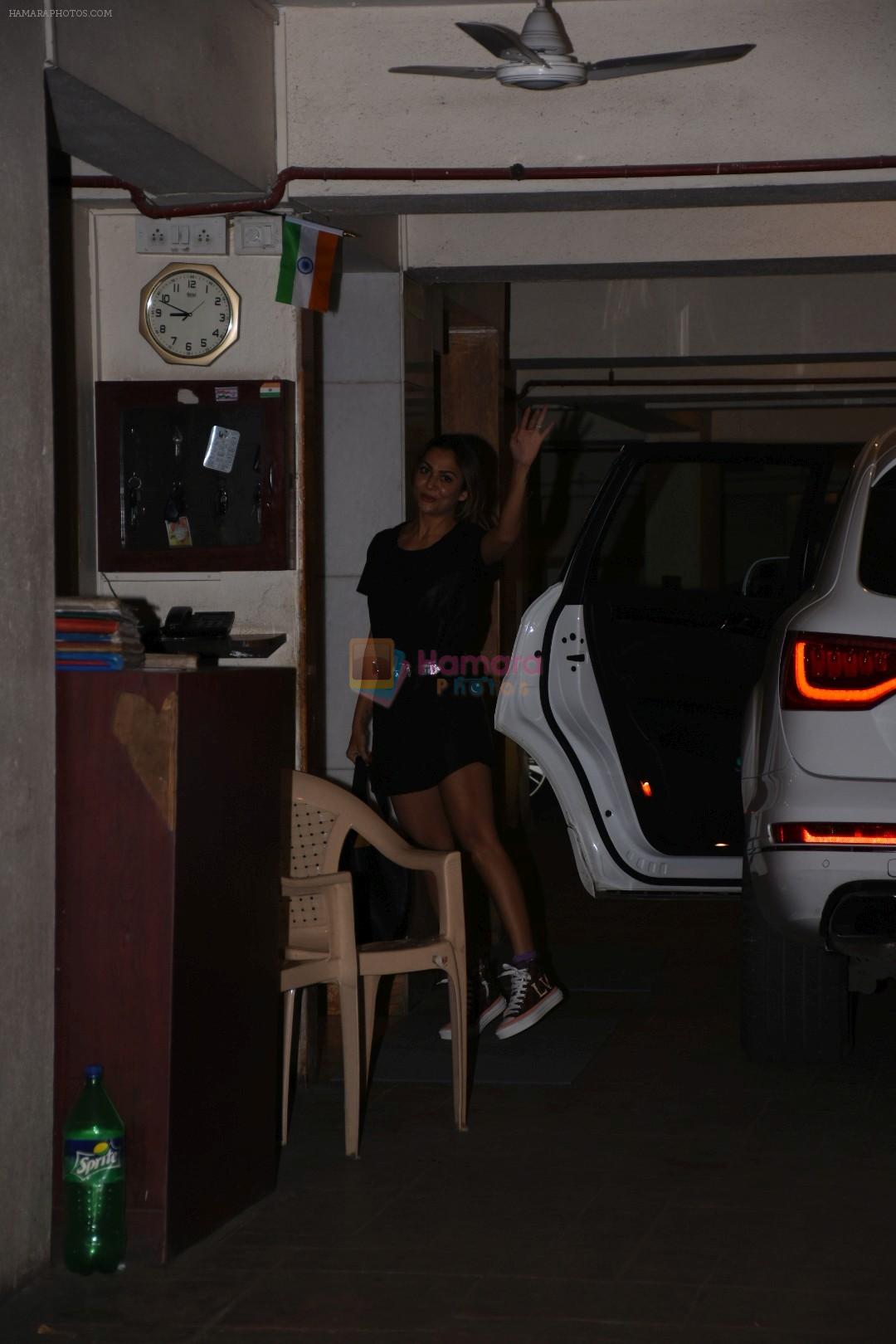 Amrita Arora spotted at Kareena Kapoor's house in bandra on 23rd Aug 2019