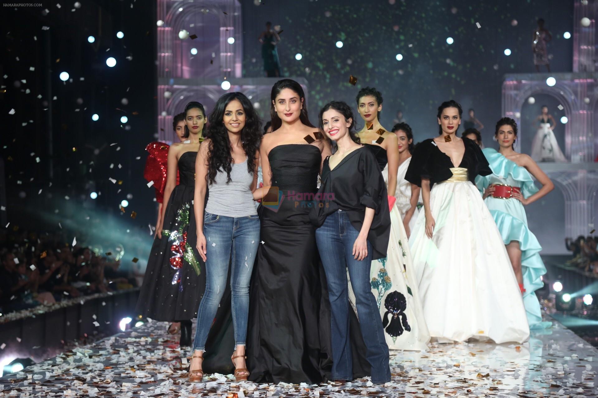 Kareena Kapoor Khan walks for Gauri & Nainika At Lakme Fashion Week 2019 on 25th Aug 2019