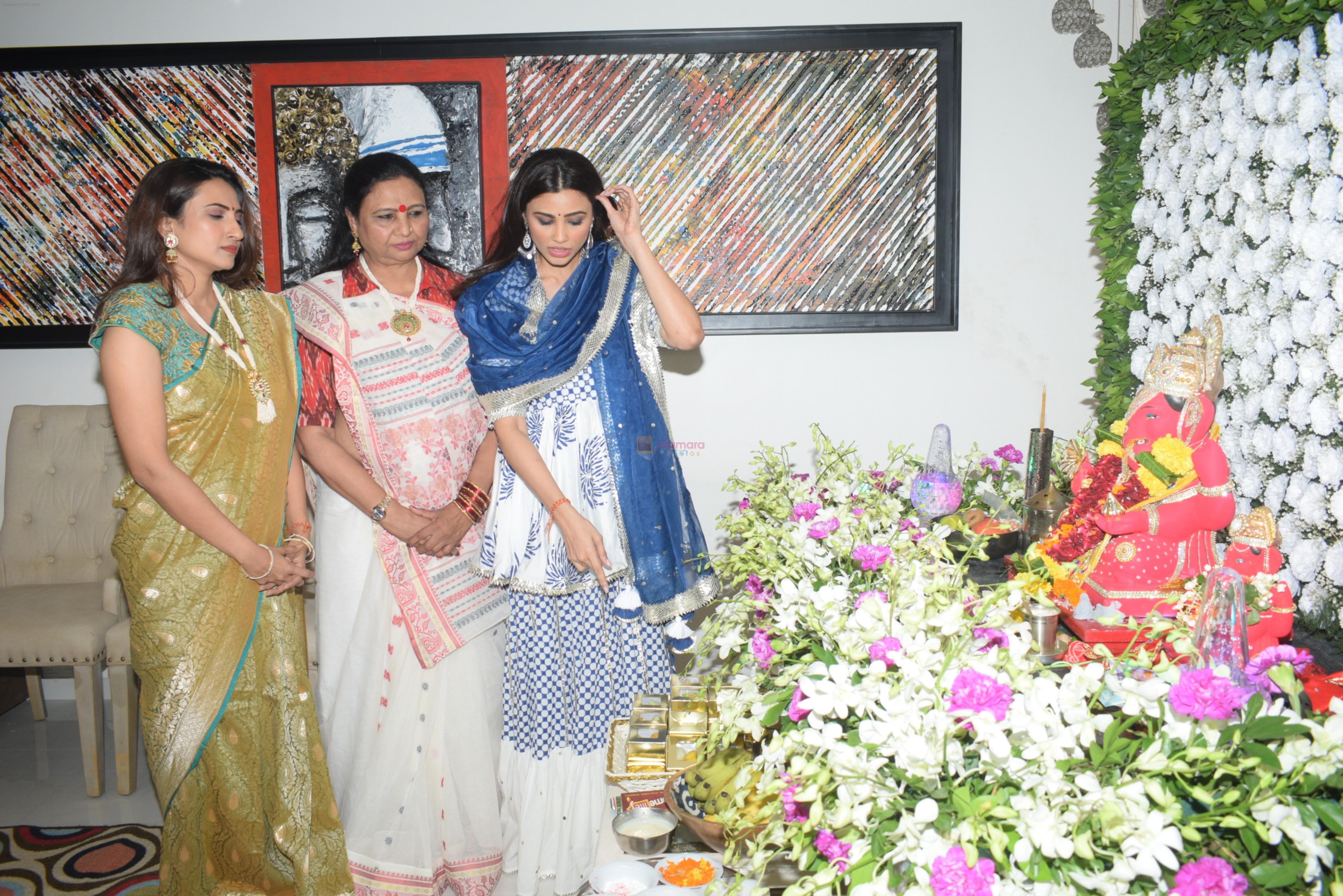Daisy Shah's Ganpati celebration at his house on 2nd Sept 2019
