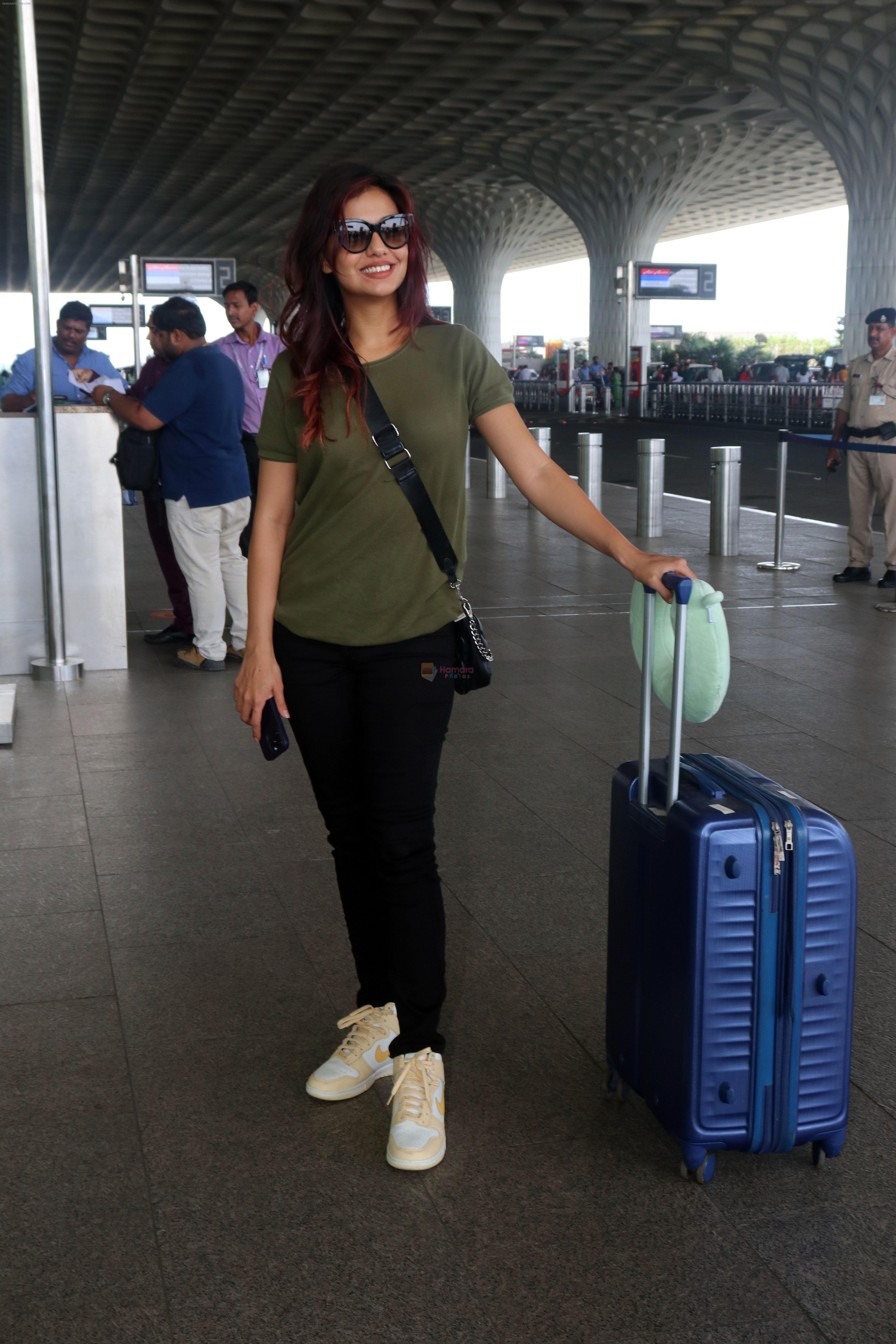 Divya Agarwal in Shades wearing Olive T-Shirt Black Pant Shouldering Straw Bag on 24 May 2023