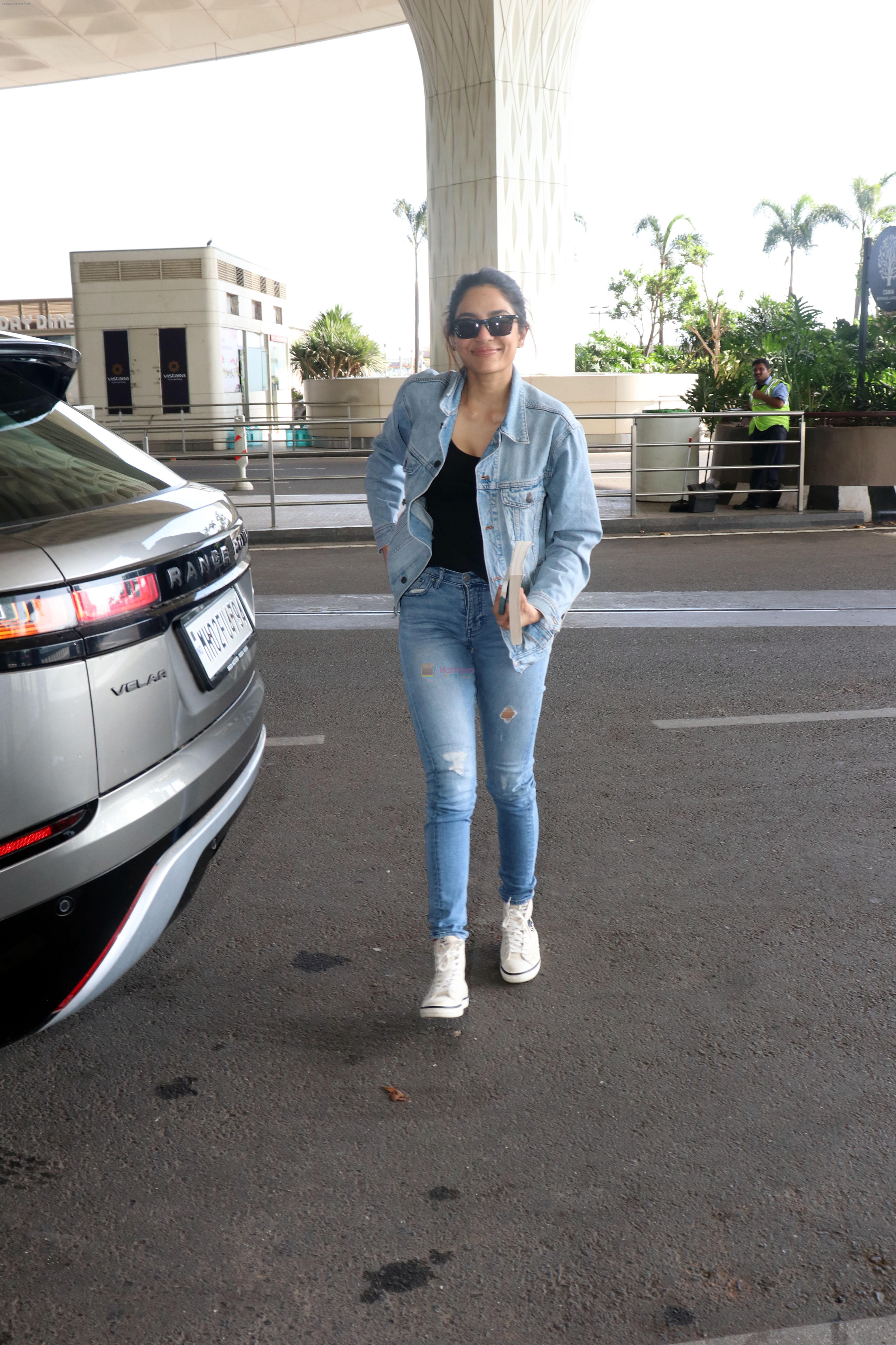 Sobhita Dhulipala dressed in Jeans top and pants wearing sunglasses holding Atmoic Habits by James Clear