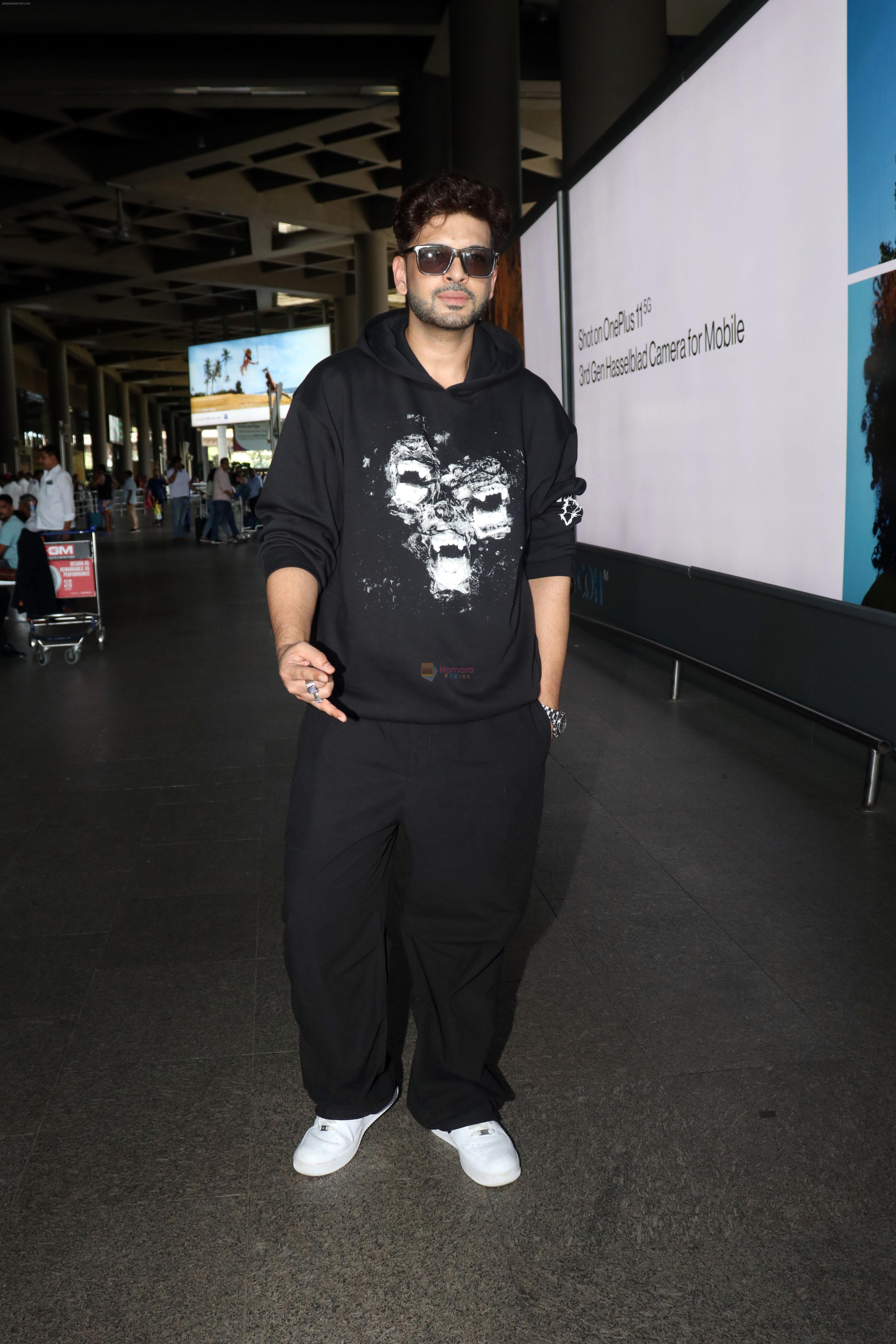 Karan Kundra all dressed in black