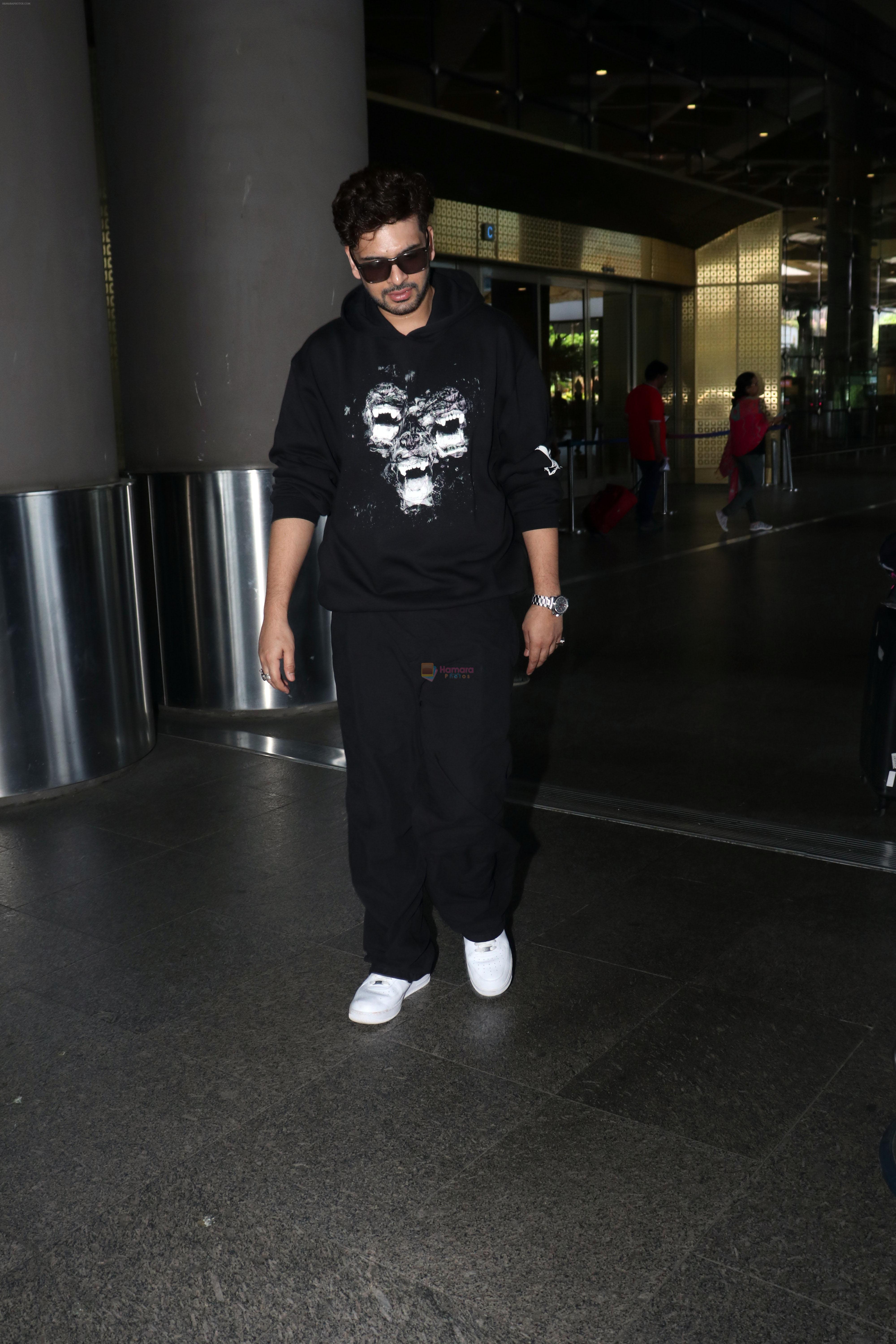 Karan Kundra all dressed in black