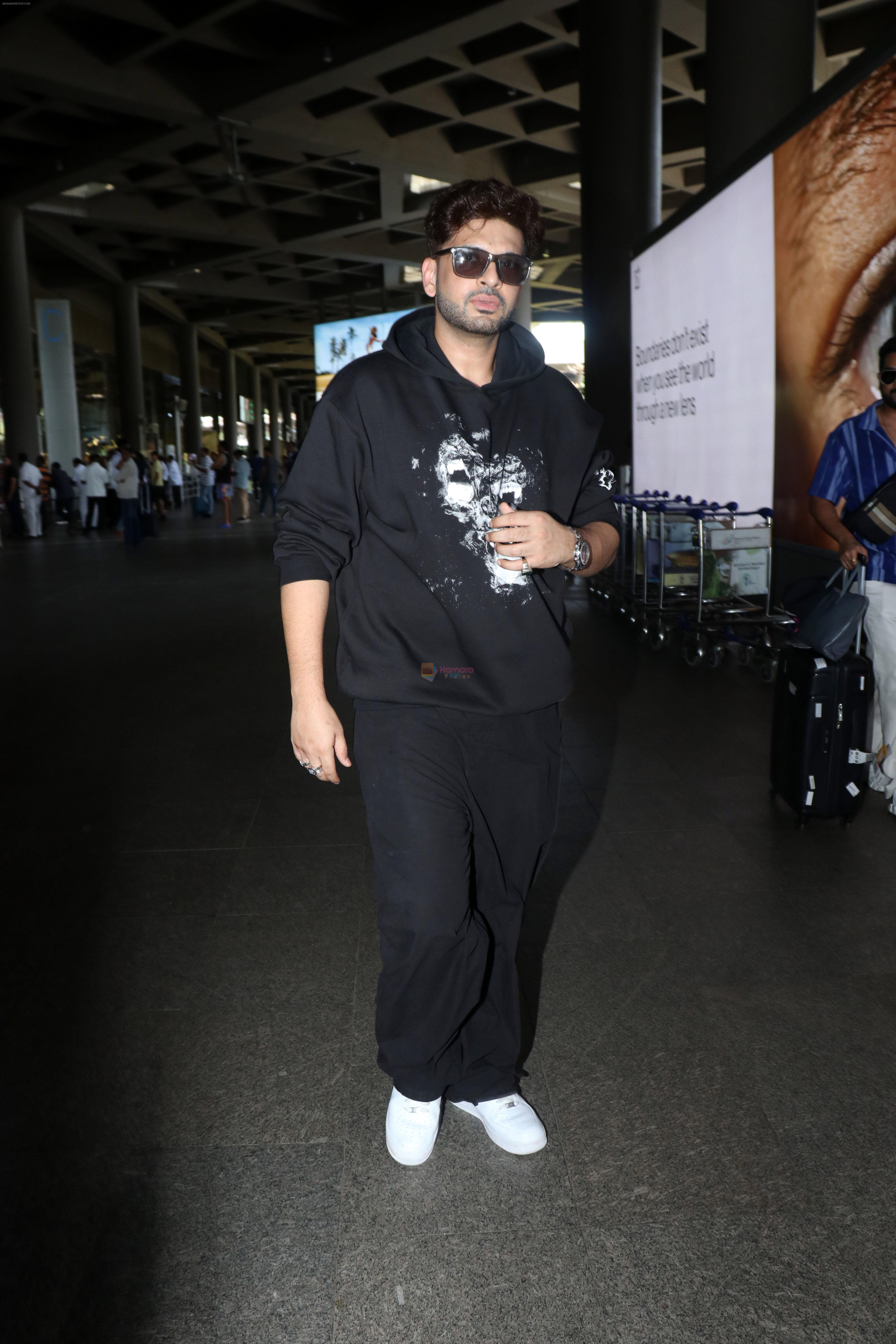 Karan Kundra all dressed in black