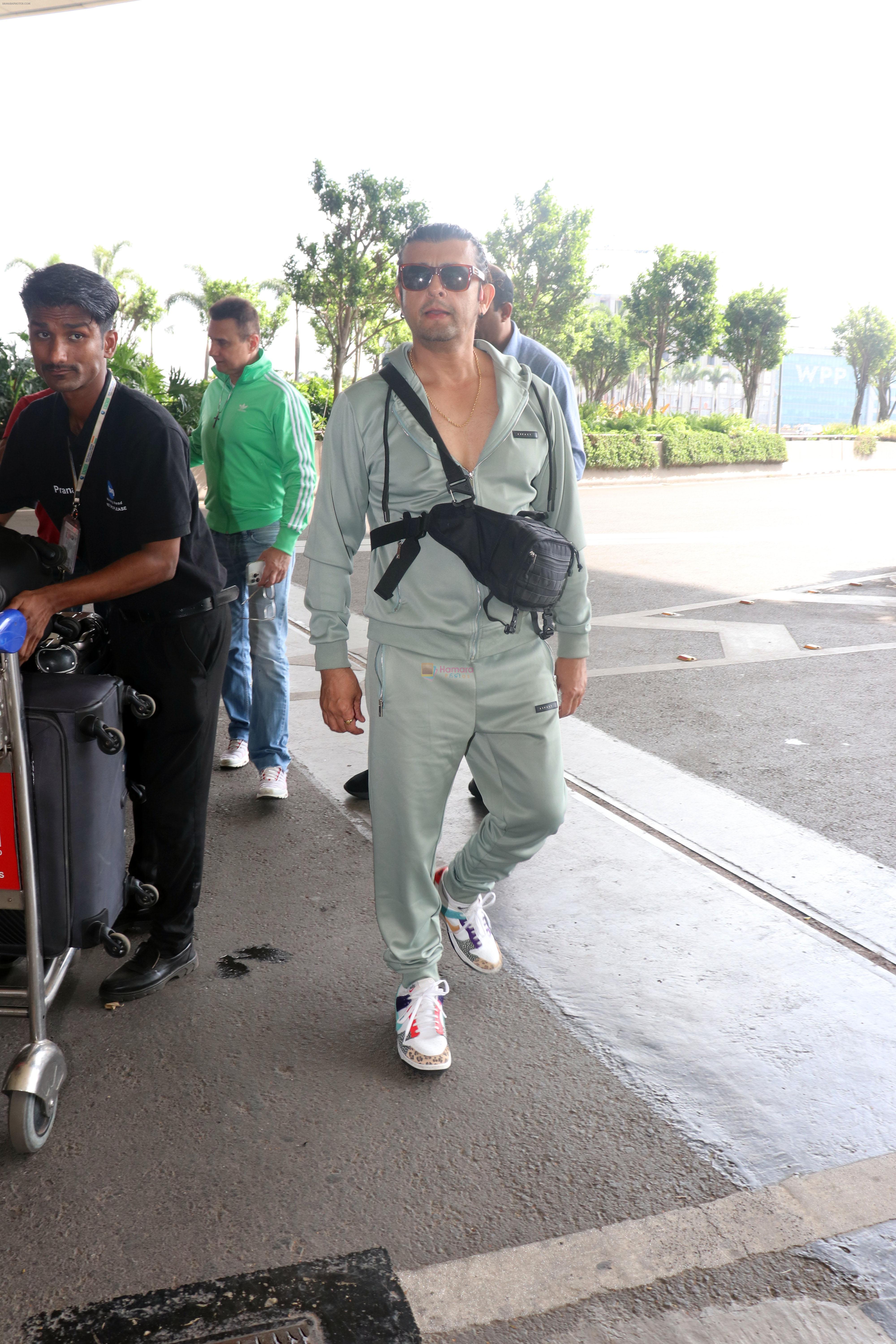 Sonu Nigam in sweat pant and jacket wearing sunglasses