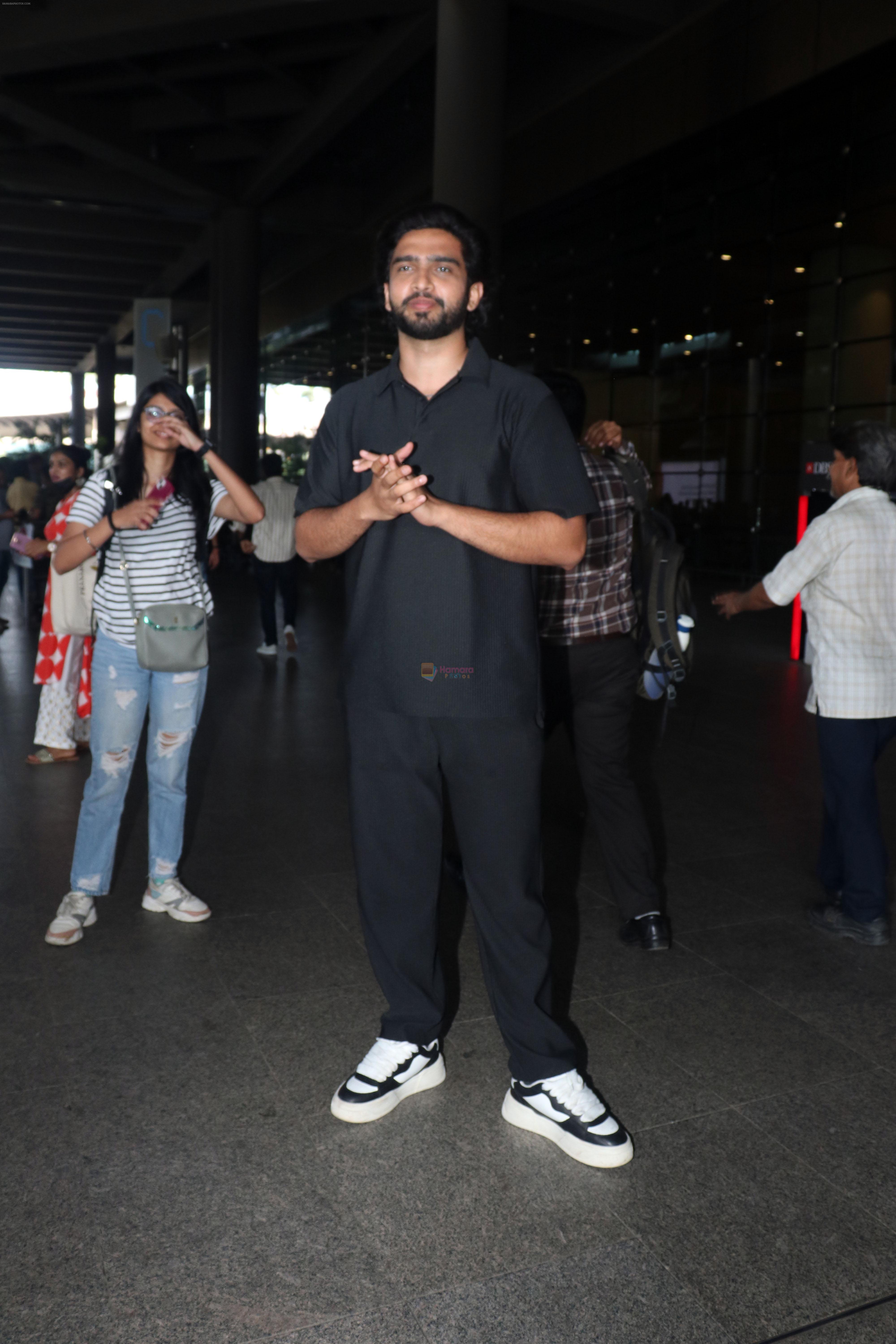 Amaal Mallik dressed in all black