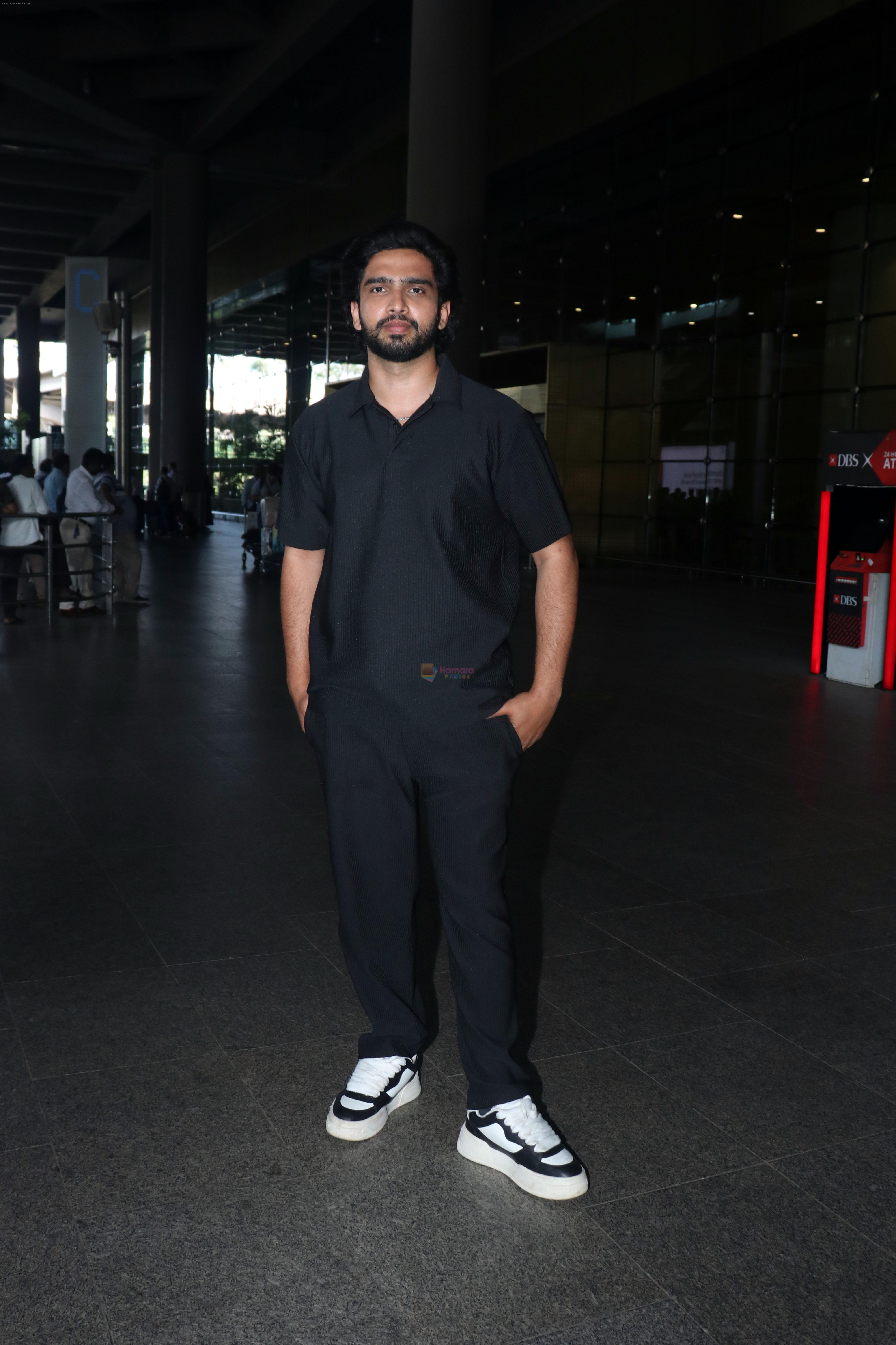 Amaal Mallik dressed in all black