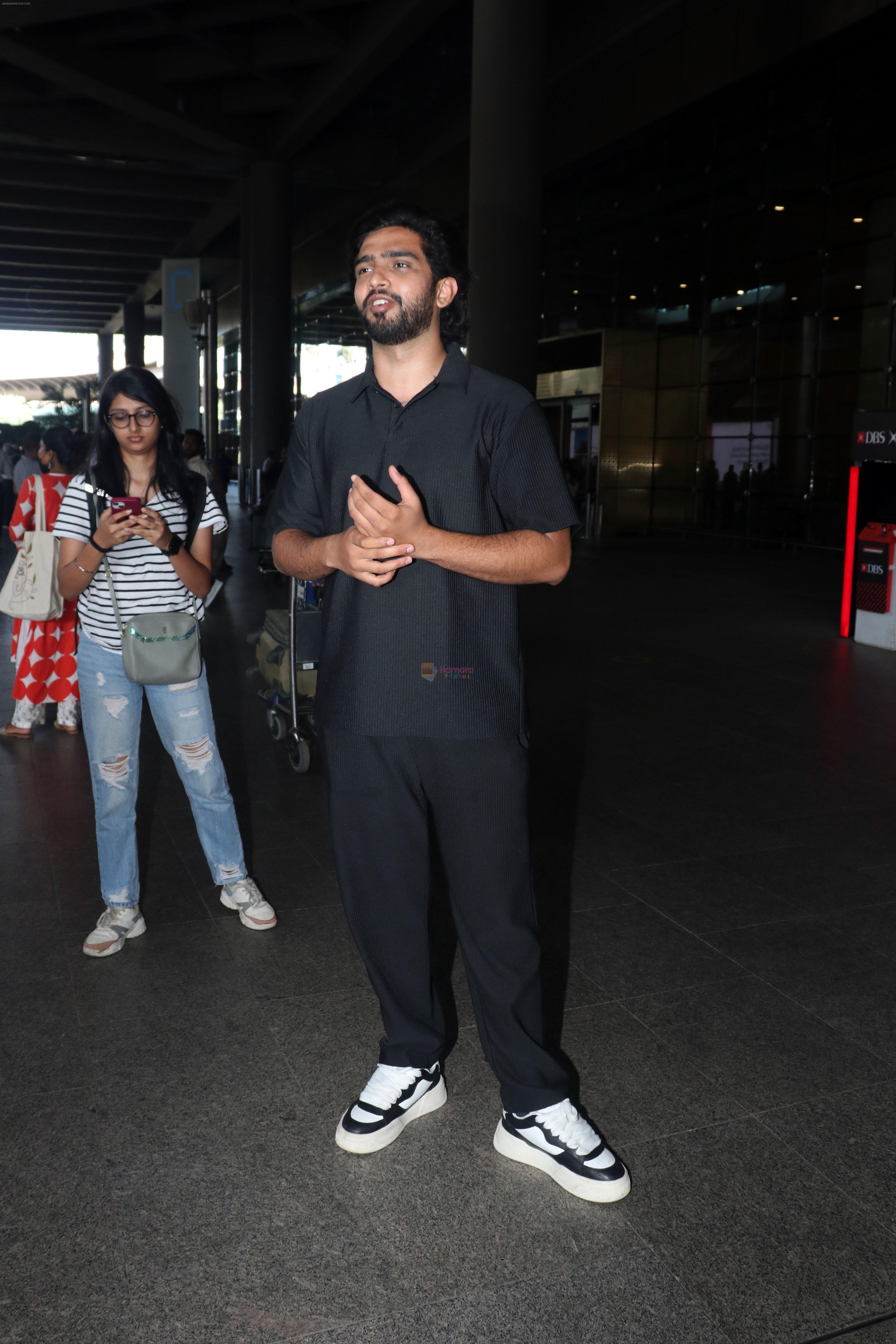 Amaal Mallik dressed in all black