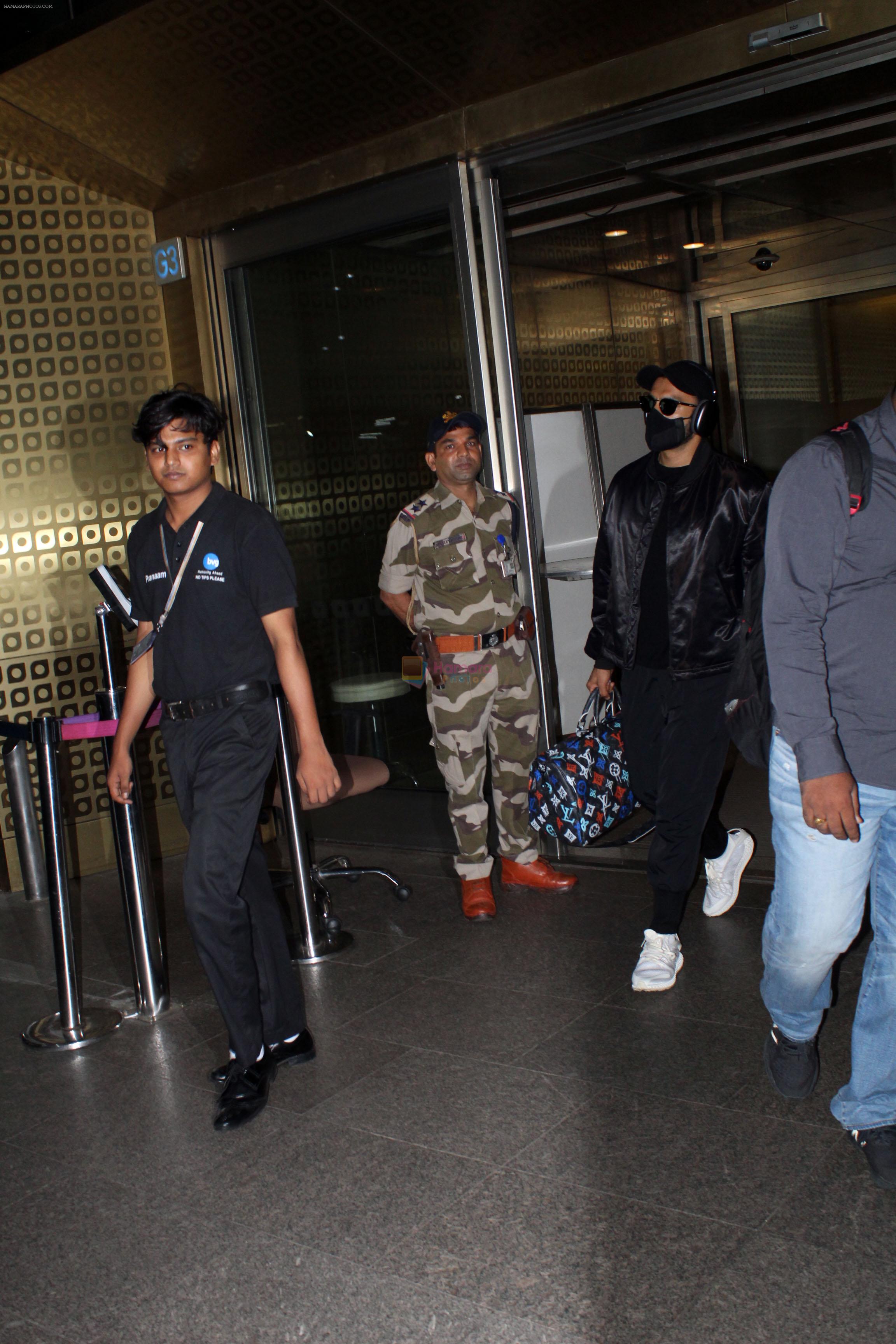 Ranveer Singh dressed all in black at airport on 15 Jun 2023