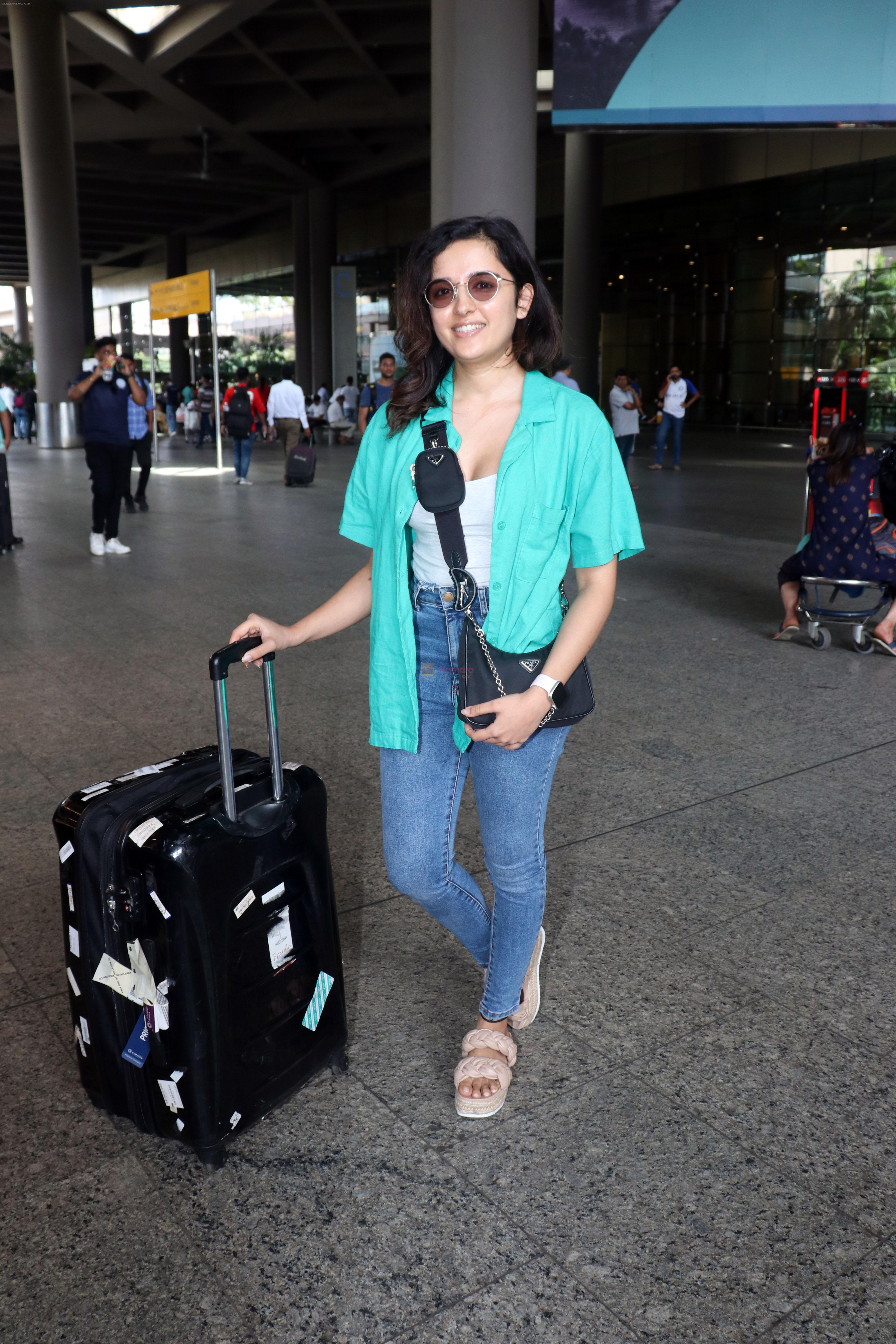 Shirley Setia dressed in blue jeans, camisole and teal shirt at the airport on 15 Jun 2023