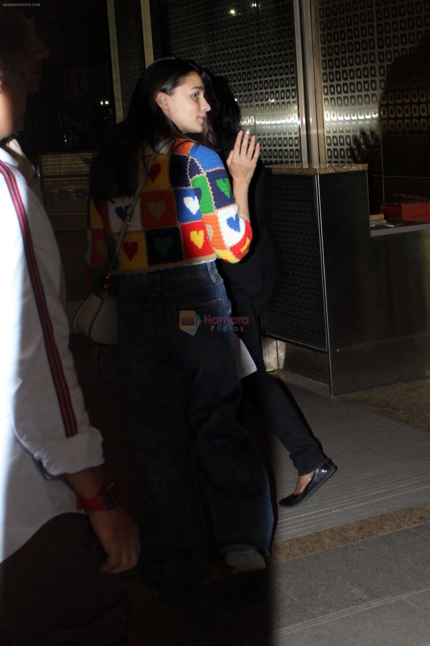 Alia Bhatt spotted at the airport wearing blue jeans and colorful top on 15 Jun 2023