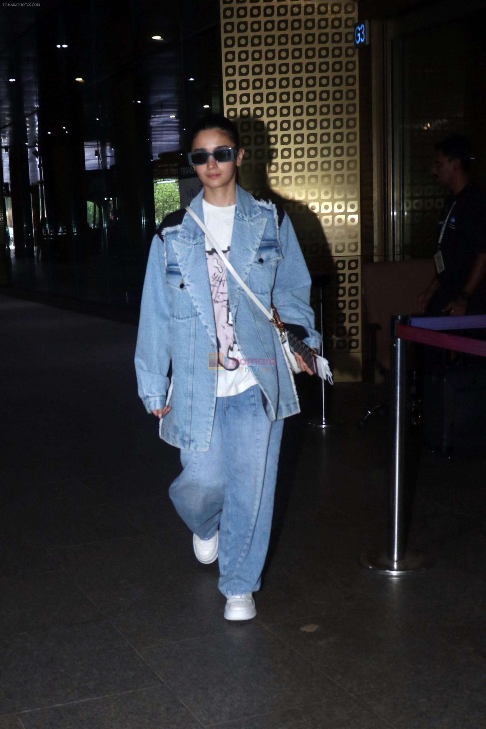 Alia Bhatt & Katrina Kaif Wear The Most Chilled Yet Stylish Jeans & Tee  Combo | MissMalini