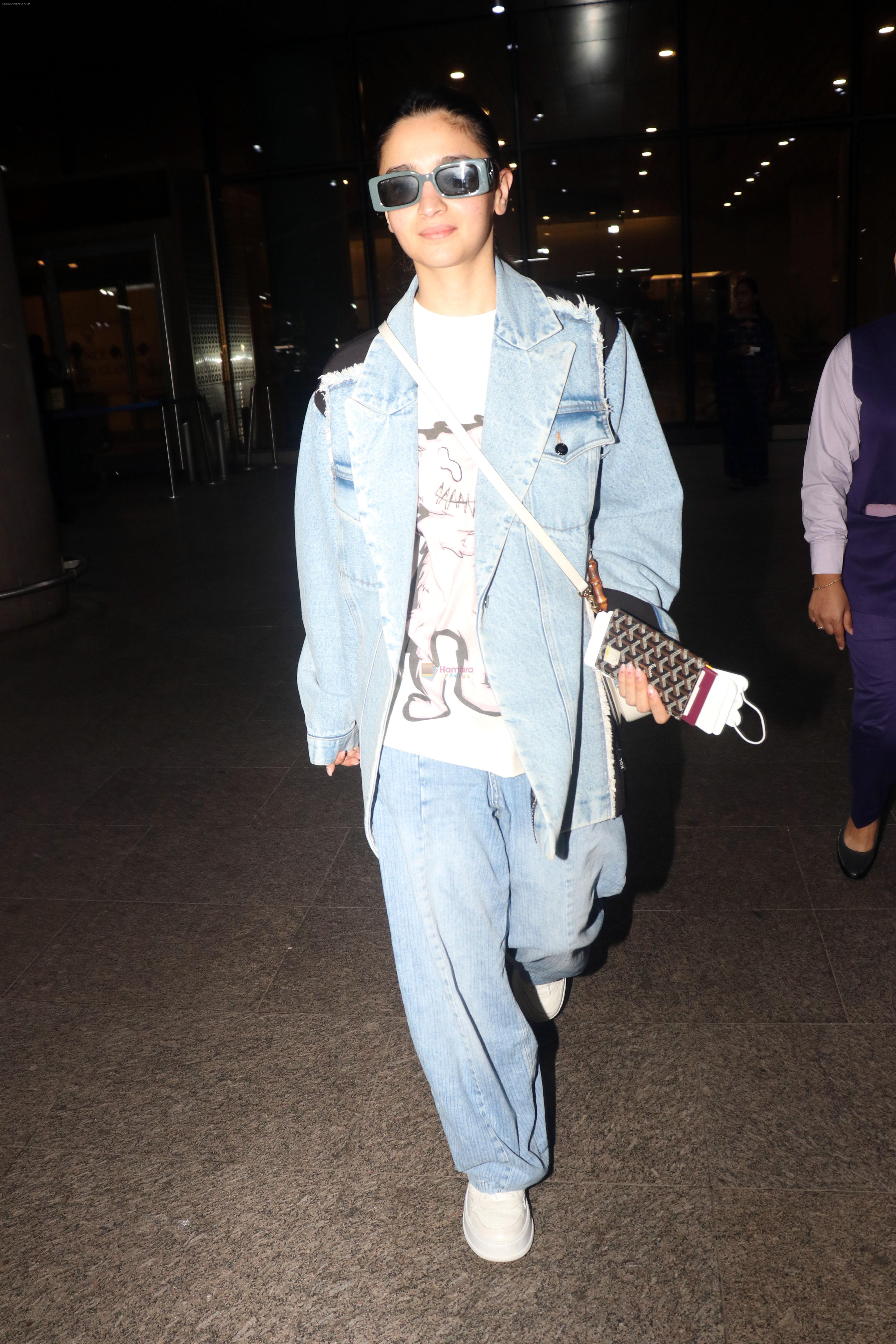 Alia Bhatt dressed in blue jeans jacket and pant seen at the airport on ...