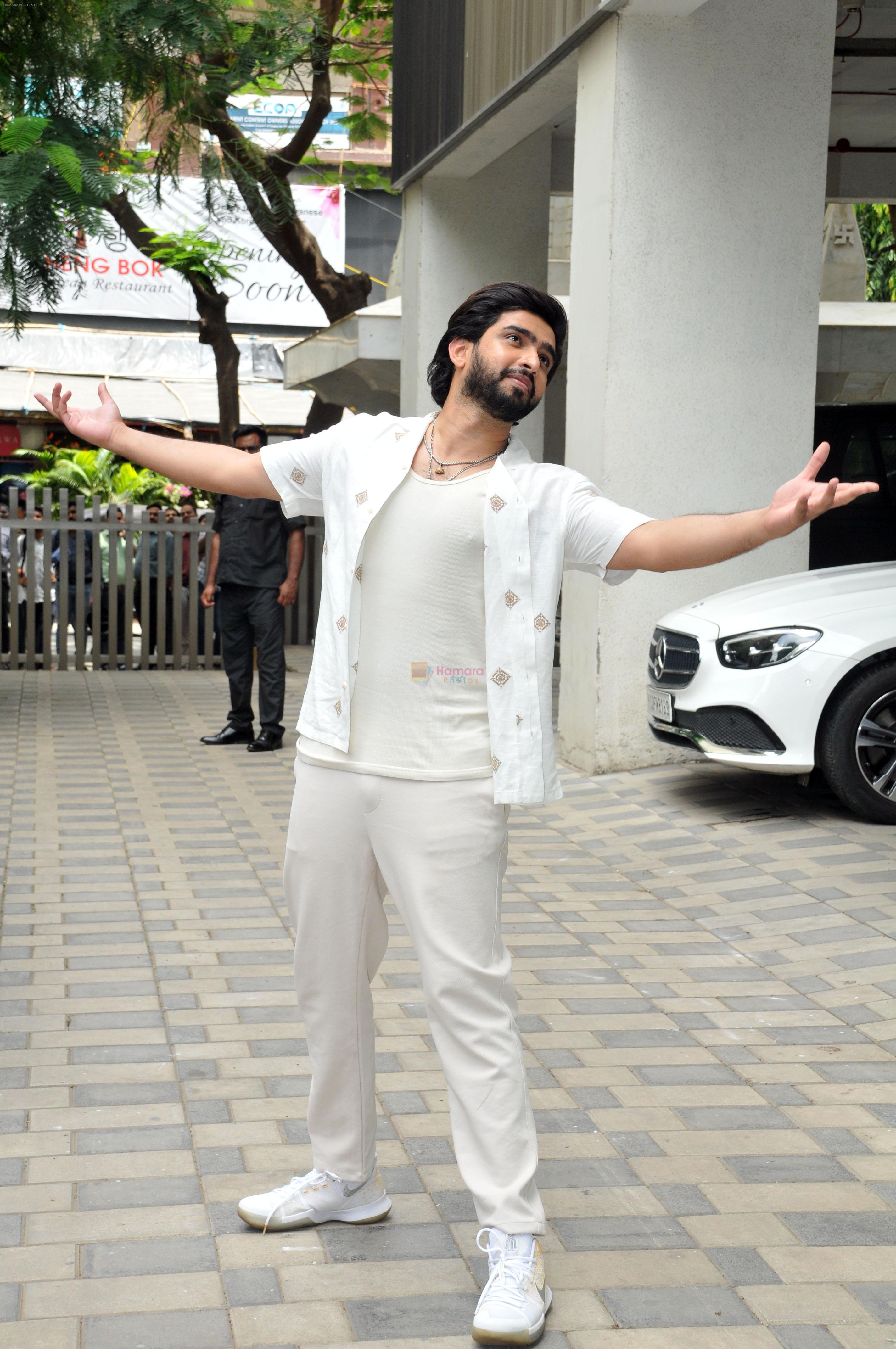 Amaal Mallik pose for the camera at the T-Series office on 19 Jun 2023 (1)
