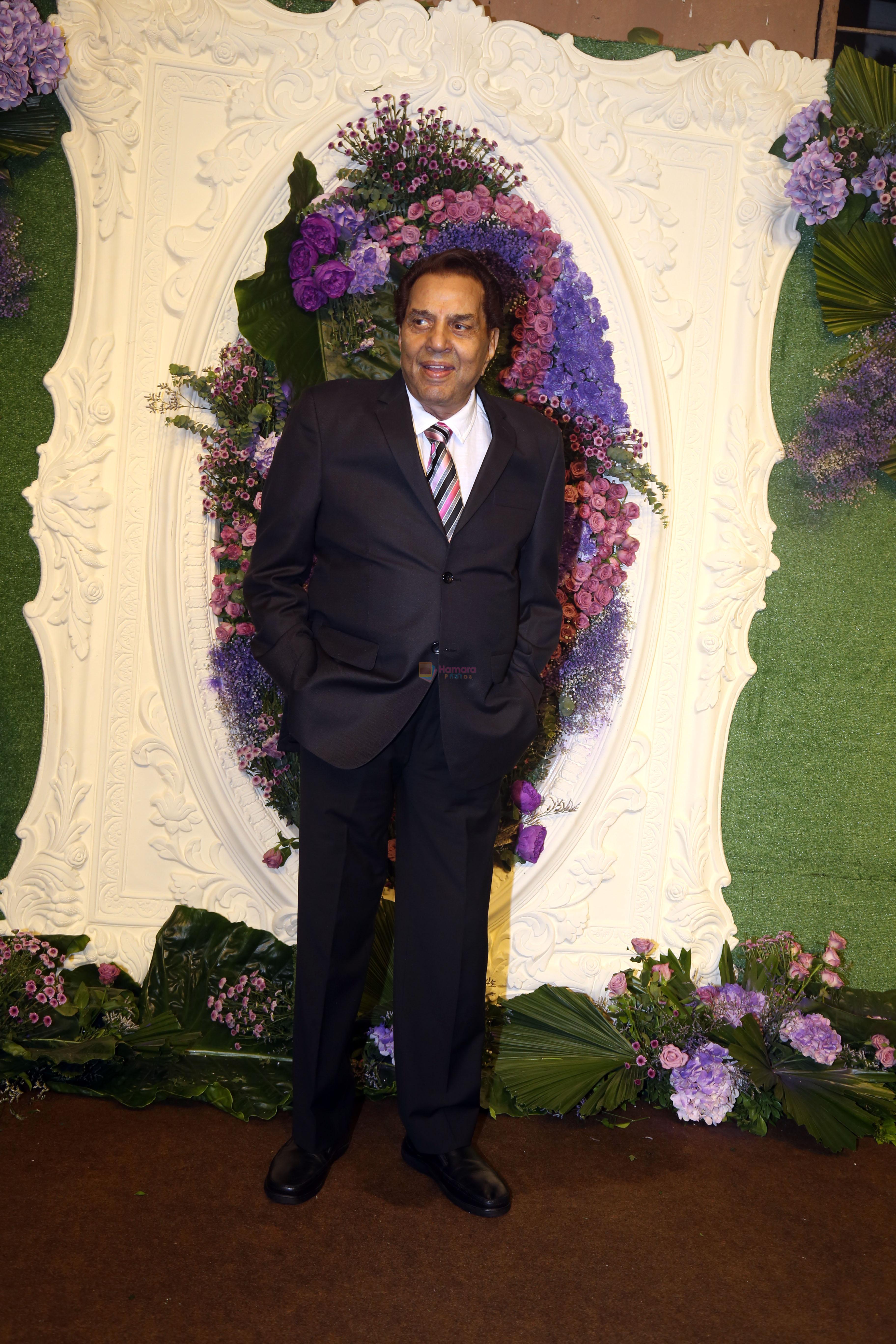 Dharmendra Pose for media at the reception of Karan Deol and Drisha Acharya on 18 Jun 2023