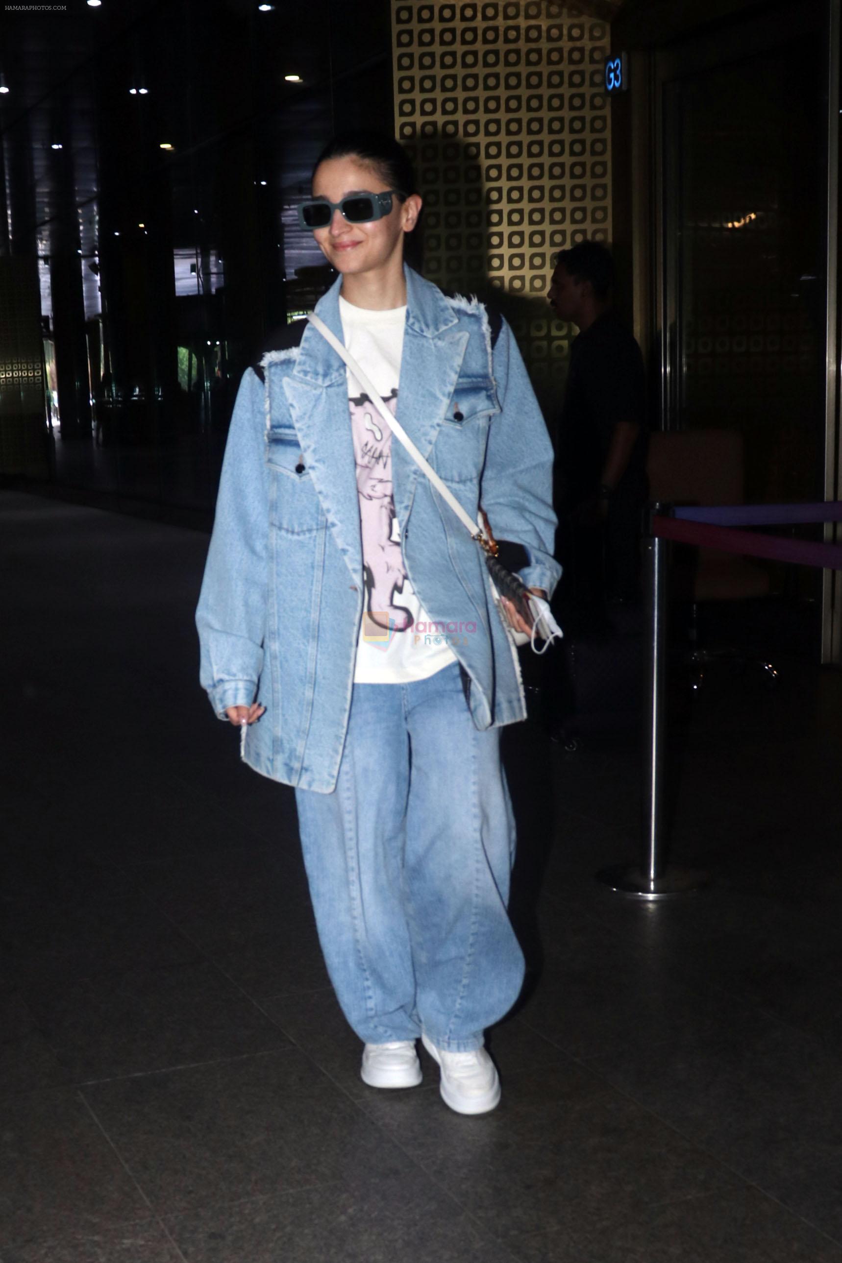 Alia Bhatt dressed in blue jeans jacket and pant seen at the airport on 19 Jun 2023